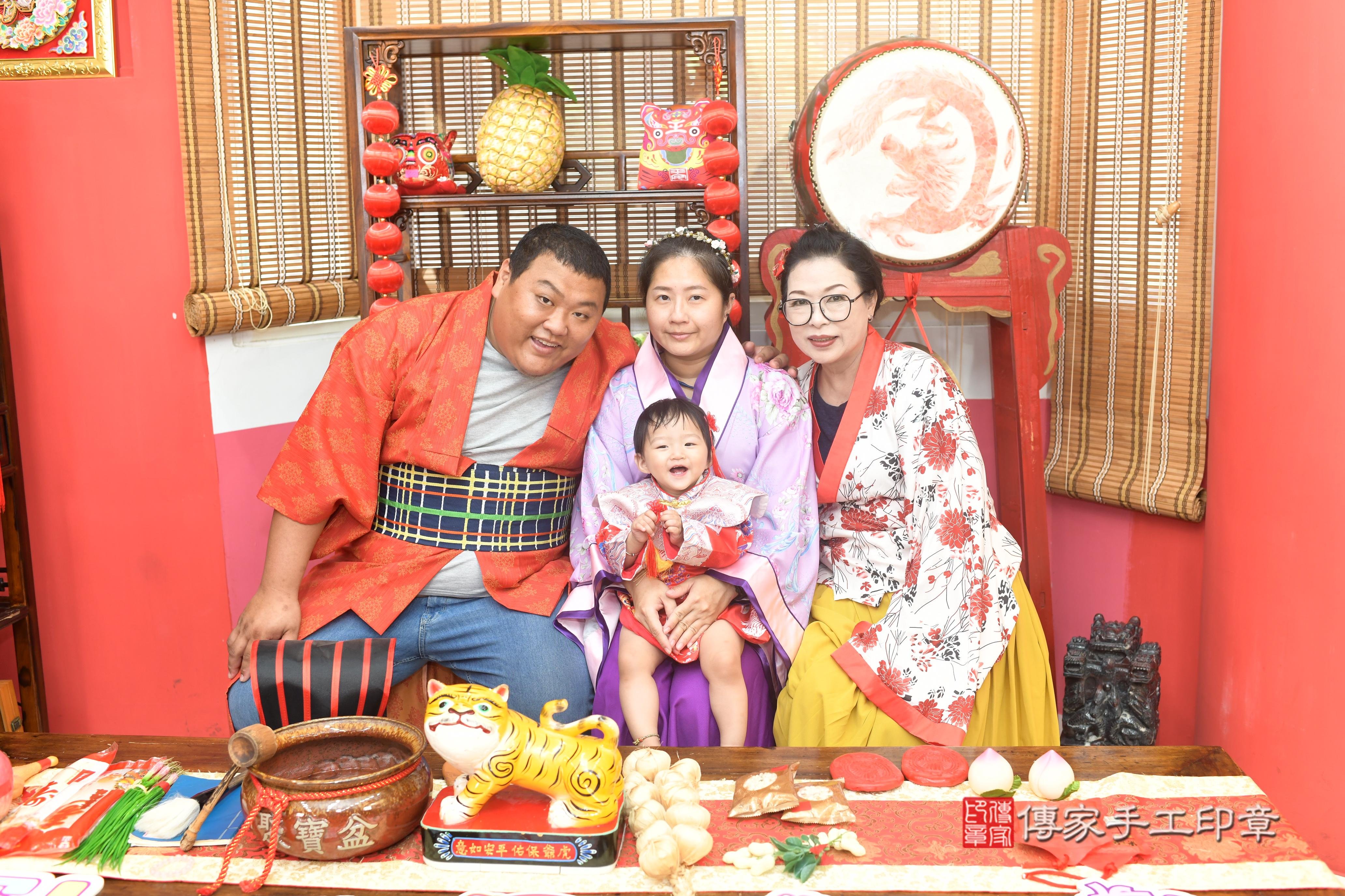 傳家手工印章台南店、抓周、度脺、美式風會場、傳家嬰兒古禮、吉祥話、抓周道具物品24種、拍照。抓周證書。寶寶抓周、滿周歲、生日快樂、祝福