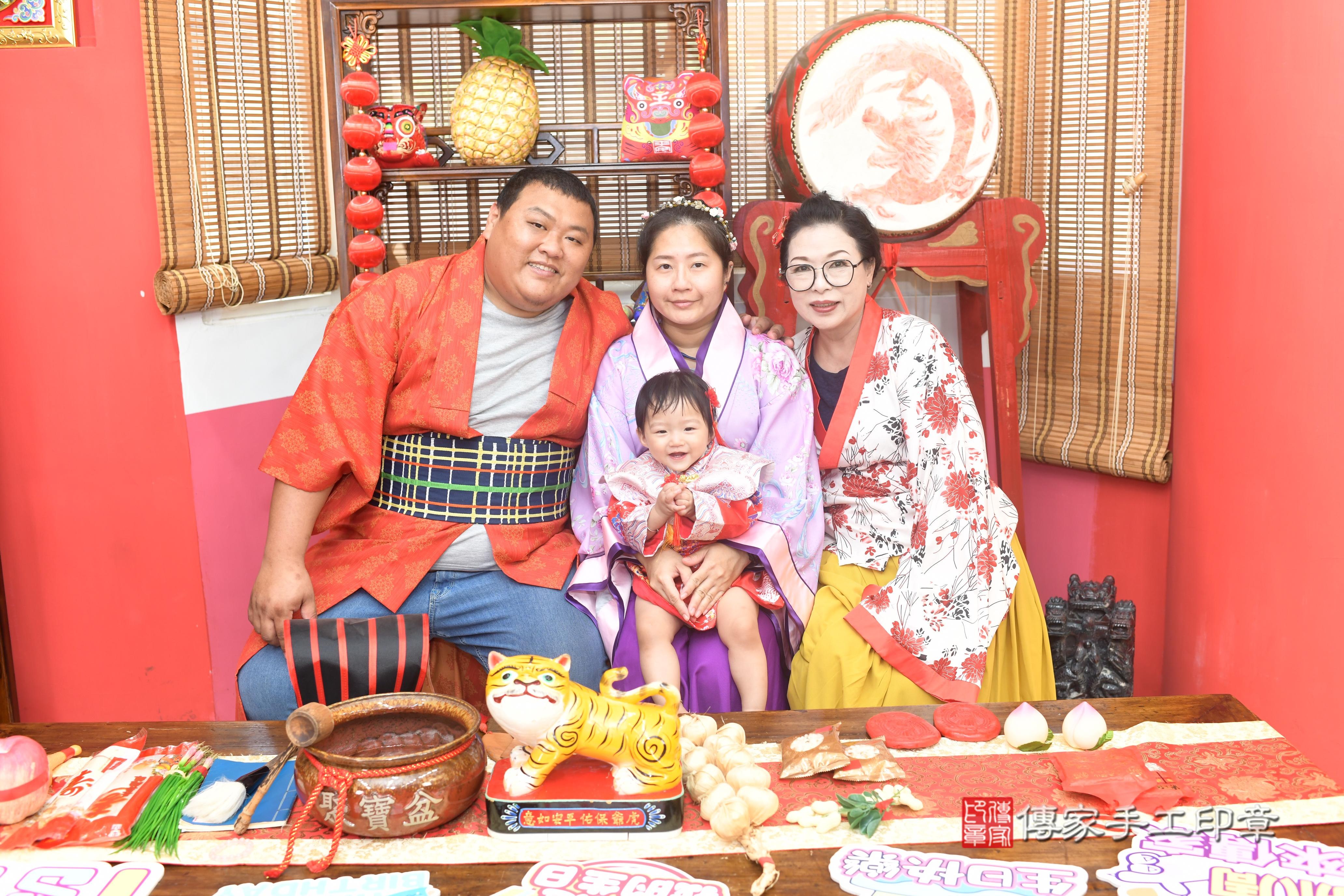 傳家手工印章台南店、抓周、度脺、美式風會場、傳家嬰兒古禮、吉祥話、抓周道具物品24種、拍照。抓周證書。寶寶抓周、滿周歲、生日快樂、祝福