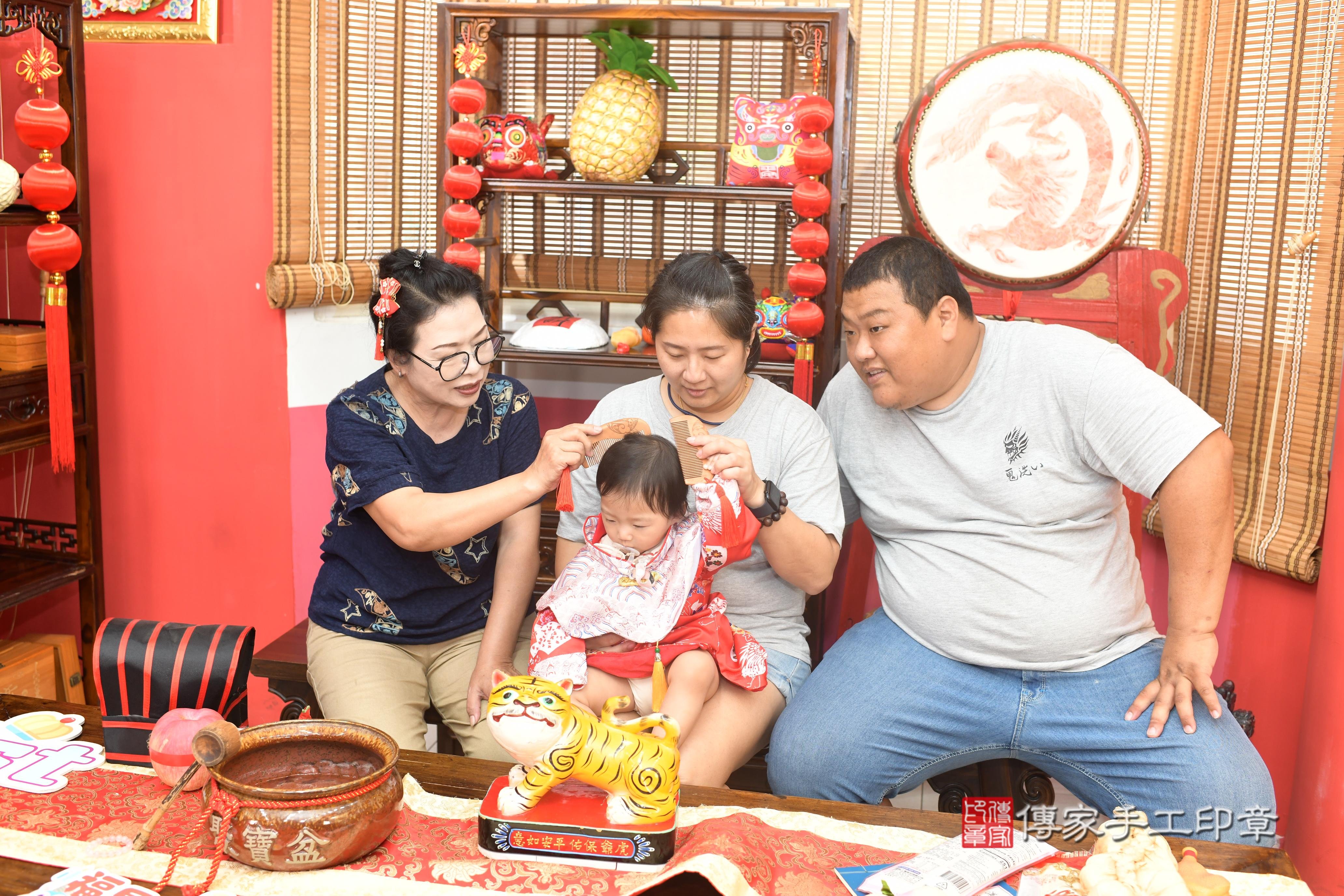 傳家手工印章台南店、抓周、度脺、美式風會場、傳家嬰兒古禮、吉祥話、抓周道具物品24種、拍照。抓周證書。寶寶抓周、滿周歲、生日快樂、祝福