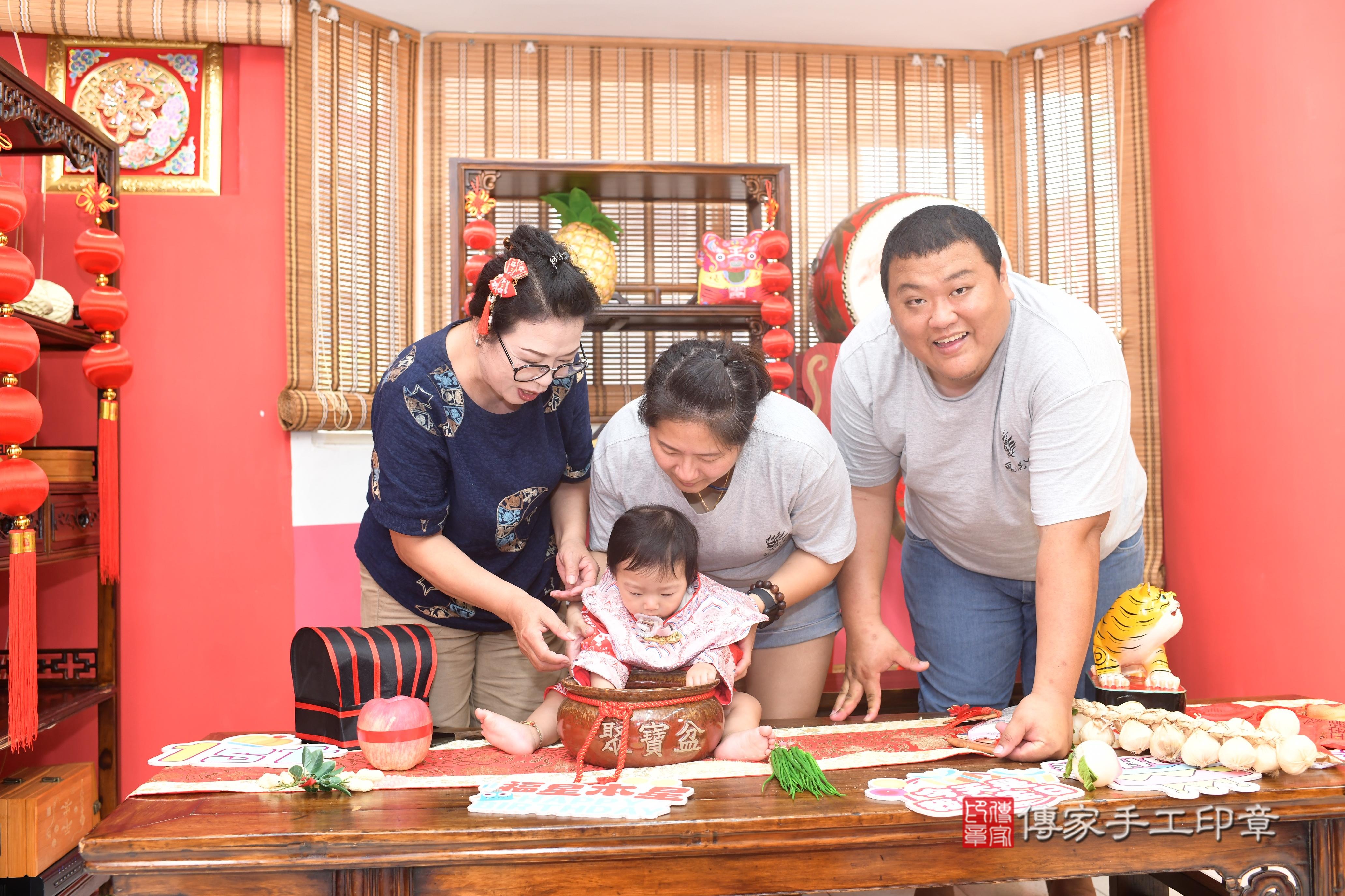 傳家手工印章台南店、抓周、度脺、美式風會場、傳家嬰兒古禮、吉祥話、抓周道具物品24種、拍照。抓周證書。寶寶抓周、滿周歲、生日快樂、祝福