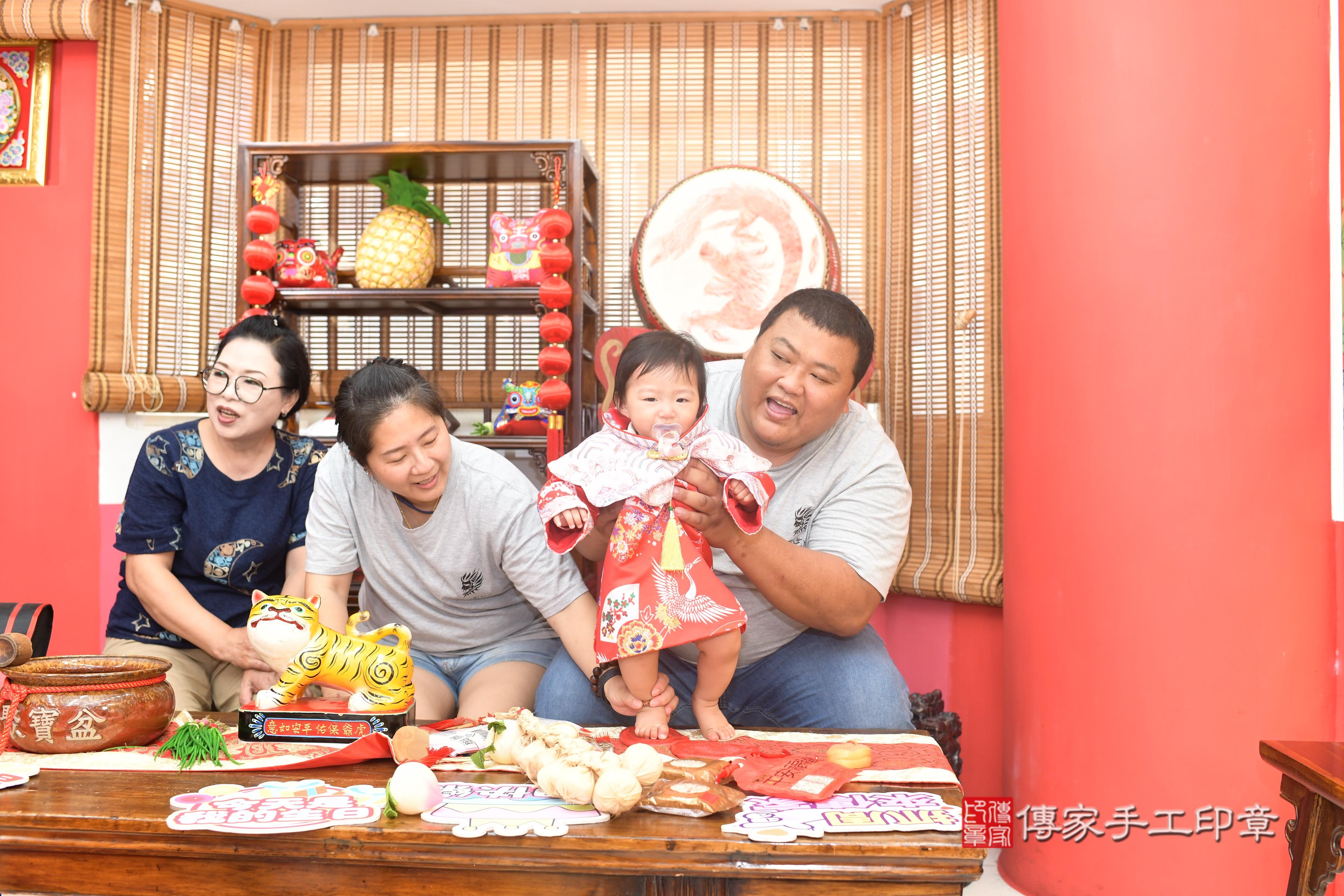 傳家手工印章台南店、抓周、度脺、美式風會場、傳家嬰兒古禮、吉祥話、抓周道具物品24種、拍照。抓周證書。寶寶抓周、滿周歲、生日快樂、祝福