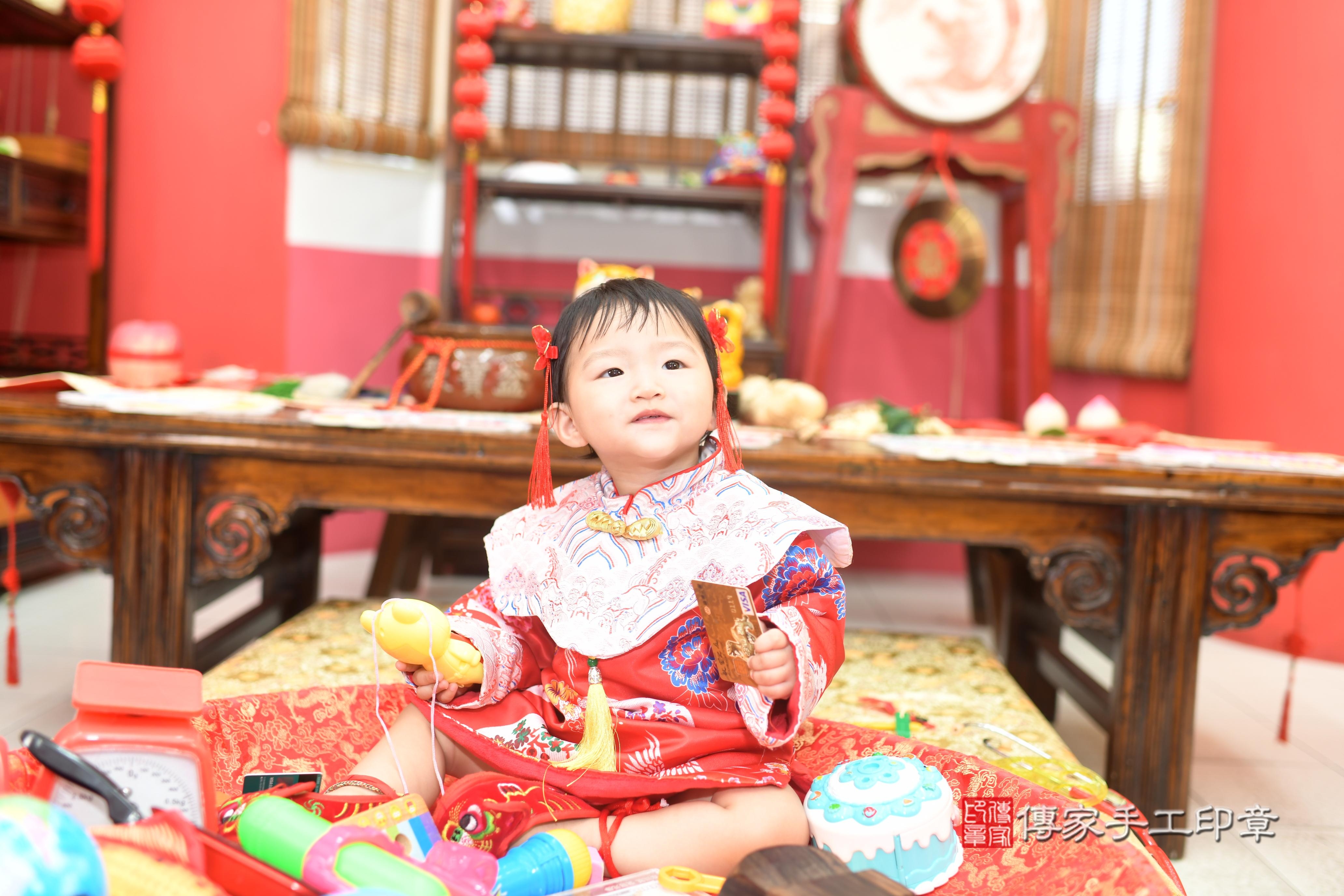 傳家手工印章台南店、抓周、度脺、美式風會場、傳家嬰兒古禮、吉祥話、抓周道具物品24種、拍照。抓周證書。寶寶抓周、滿周歲、生日快樂、祝福