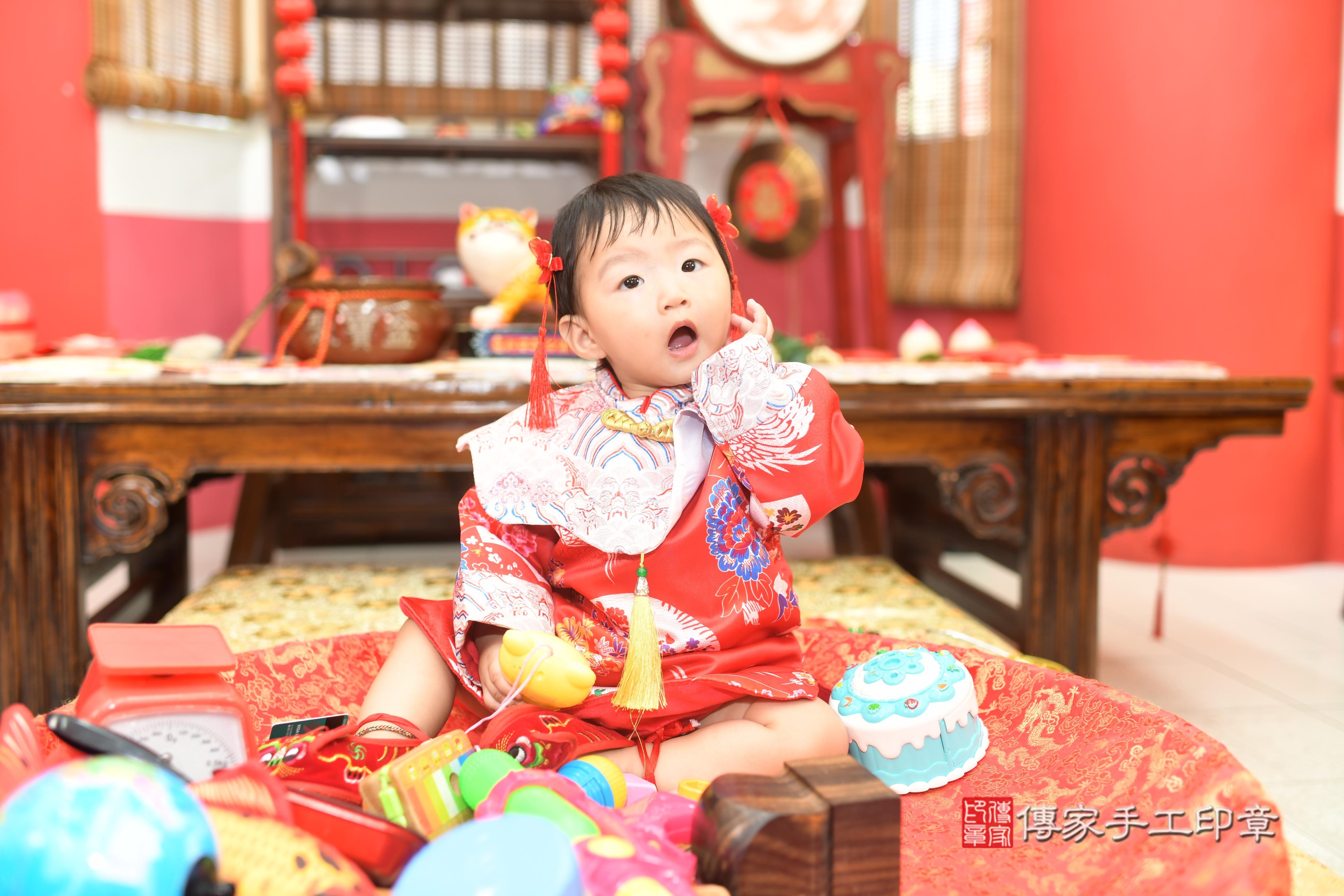 傳家手工印章台南店、抓周、度脺、美式風會場、傳家嬰兒古禮、吉祥話、抓周道具物品24種、拍照。抓周證書。寶寶抓周、滿周歲、生日快樂、祝福