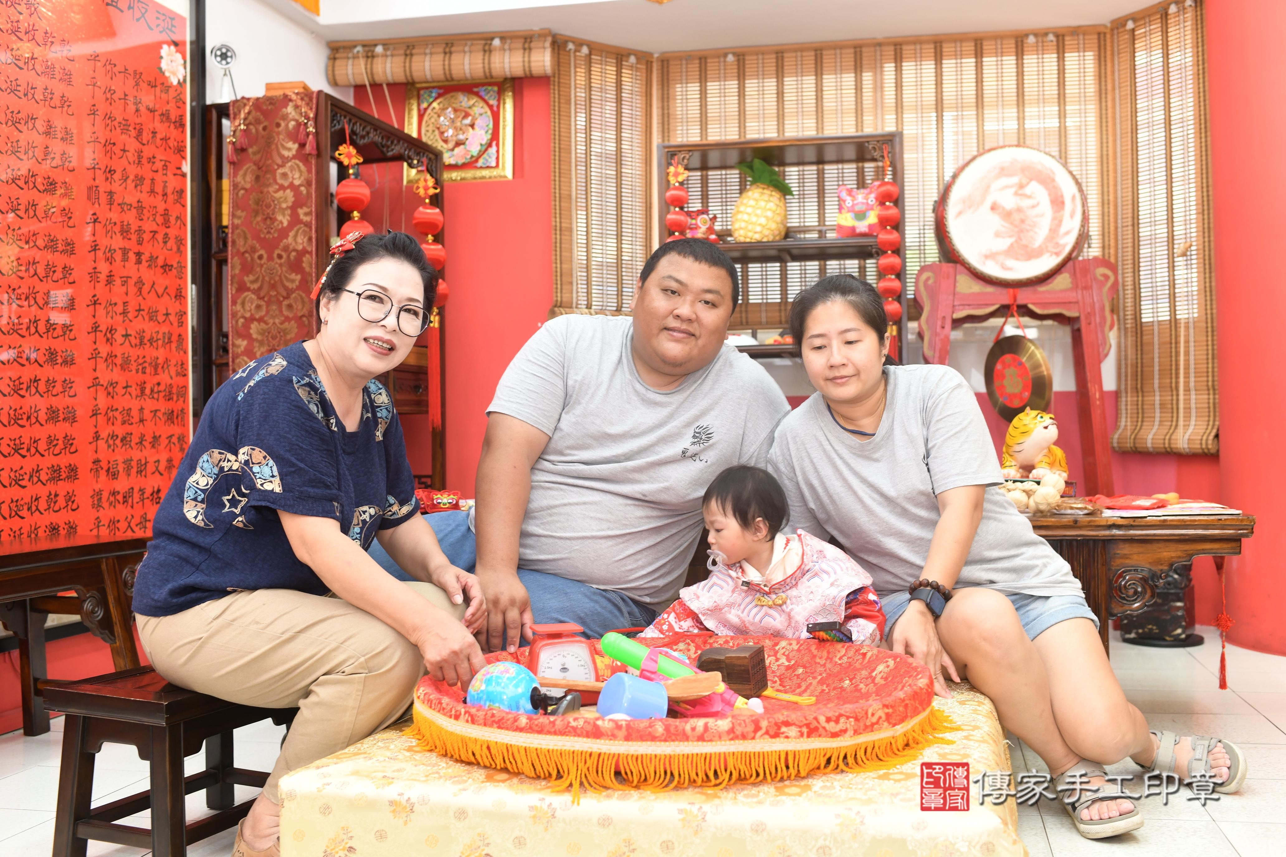 傳家手工印章台南店、抓周、度脺、美式風會場、傳家嬰兒古禮、吉祥話、抓周道具物品24種、拍照。抓周證書。寶寶抓周、滿周歲、生日快樂、祝福