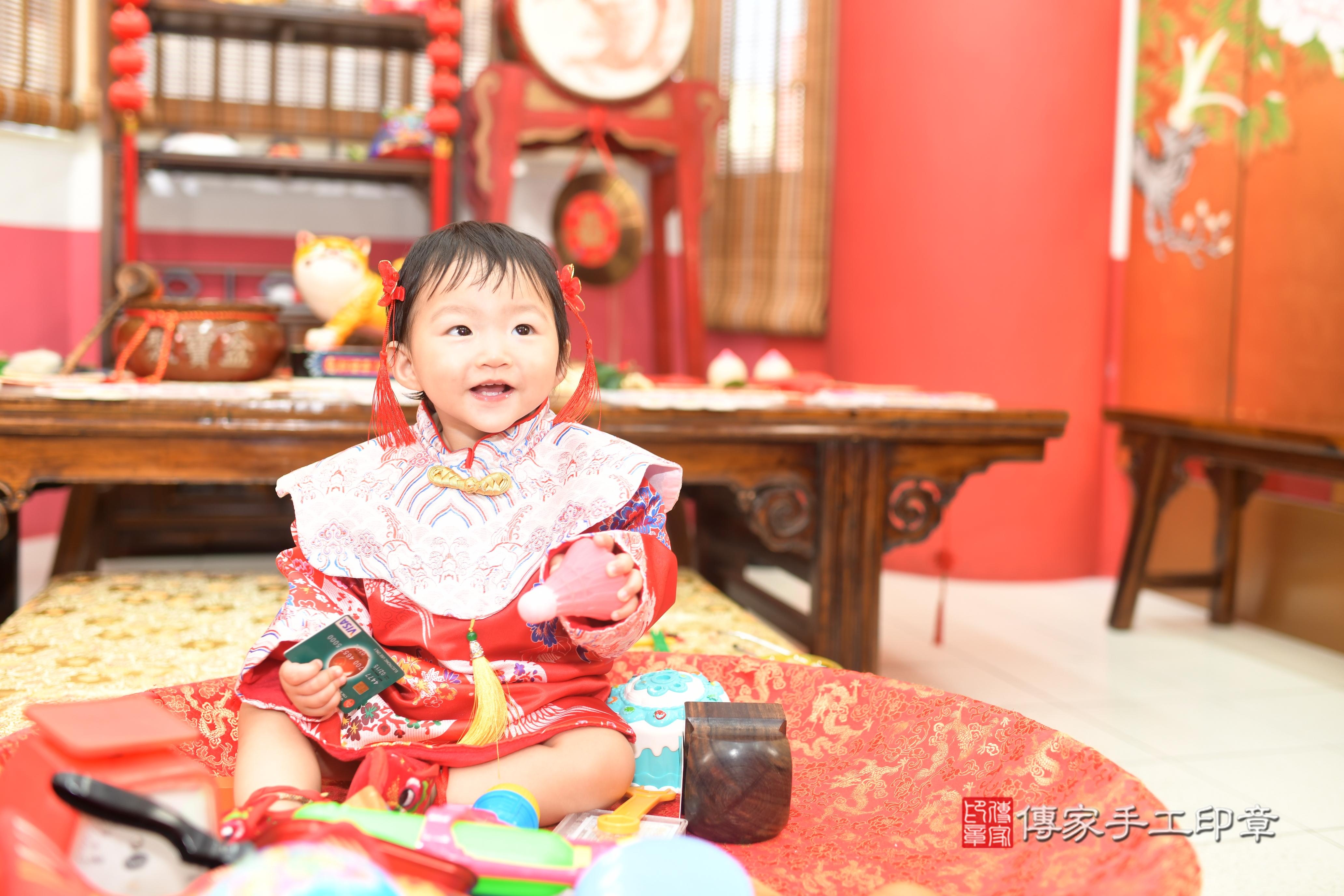 傳家手工印章台南店、抓周、度脺、美式風會場、傳家嬰兒古禮、吉祥話、抓周道具物品24種、拍照。抓周證書。寶寶抓周、滿周歲、生日快樂、祝福