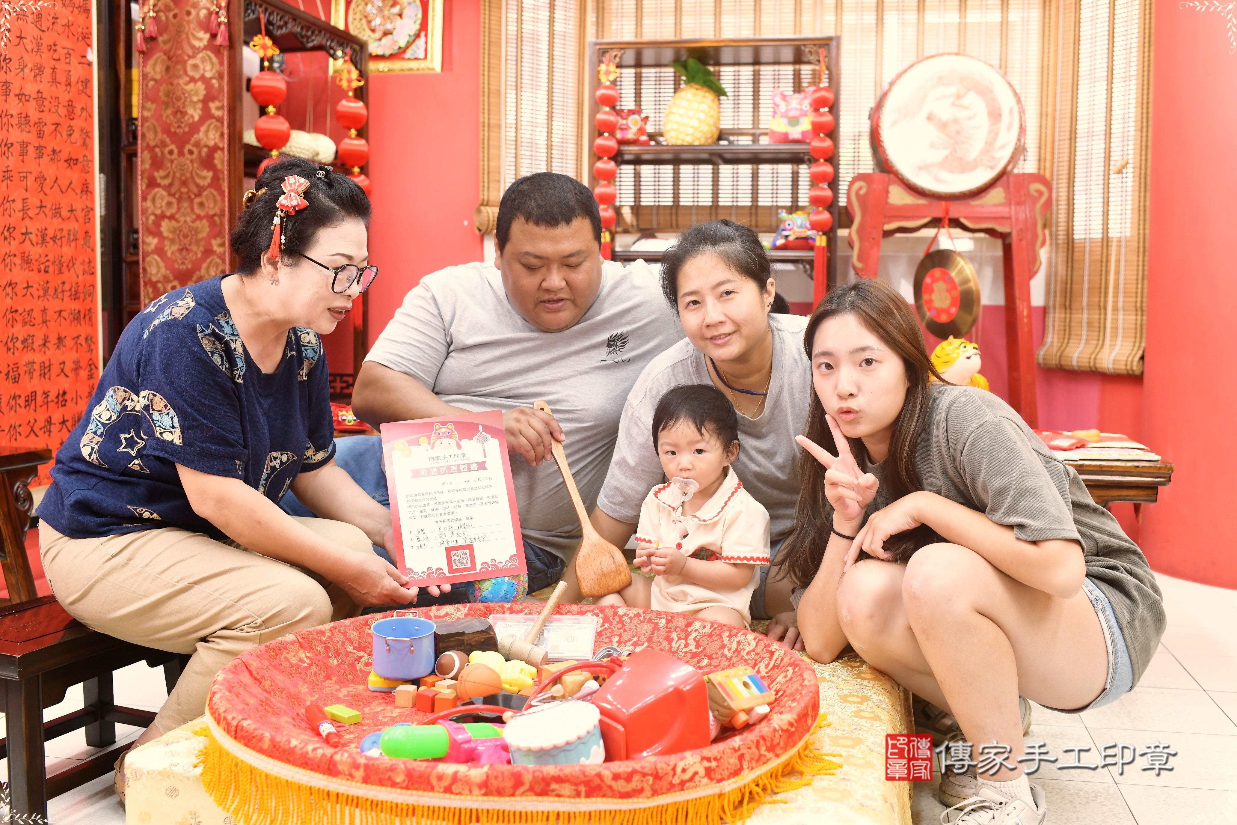 傳家手工印章台南店、抓周、度脺、美式風會場、傳家嬰兒古禮、吉祥話、抓周道具物品24種、拍照。抓周證書。寶寶抓周、滿周歲、生日快樂、祝福