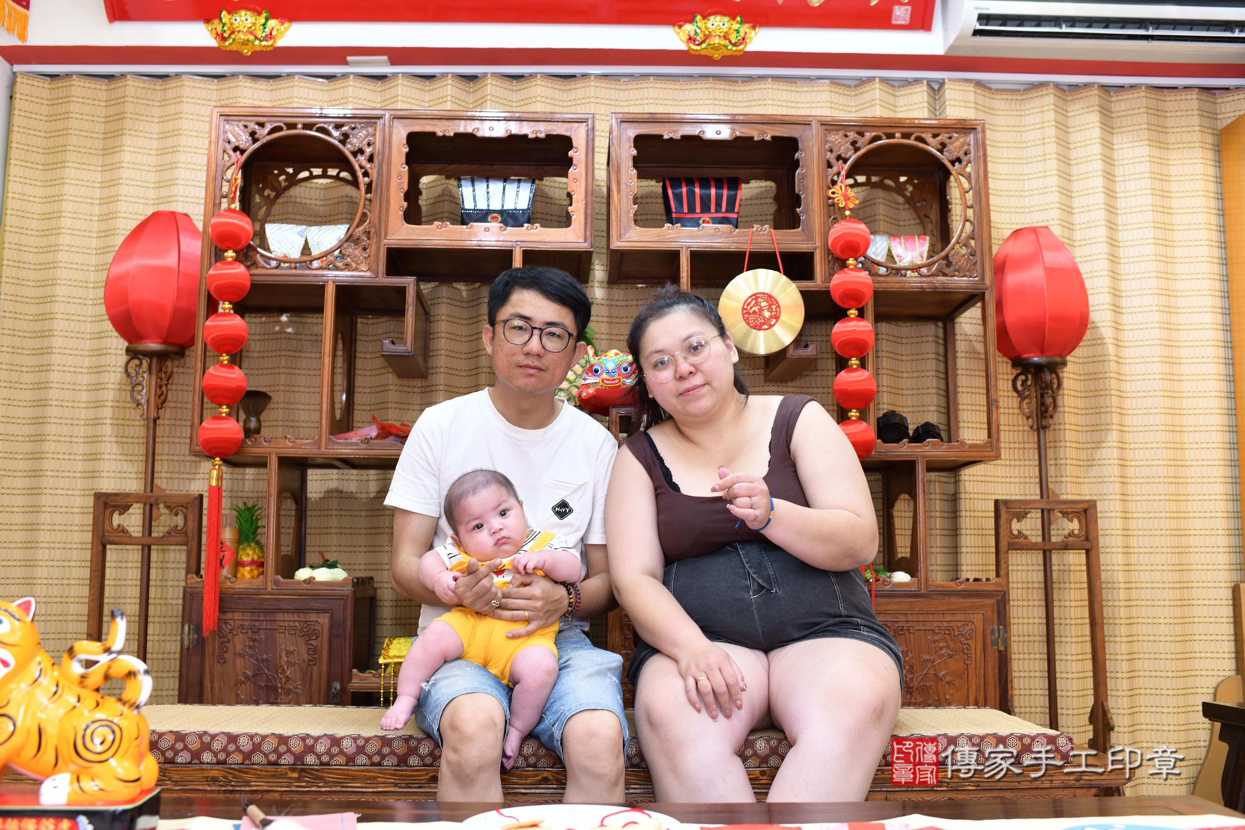 傳家手工印章台南店、抓周、度脺、中國風會場、傳家嬰兒古禮、吉祥話、抓周道具物品24種、拍照。抓周證書。寶寶抓周、滿周歲、生日快樂、祝福