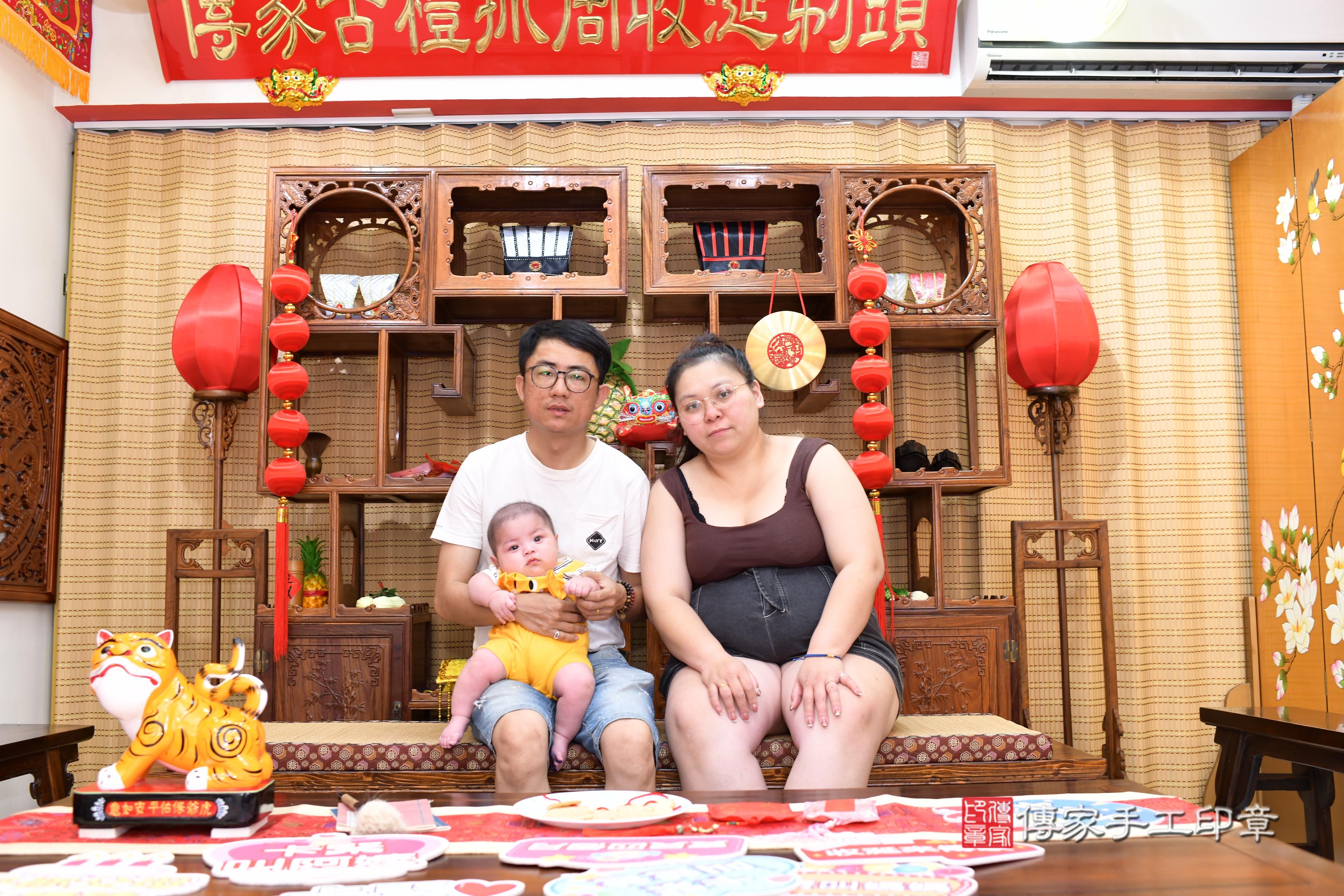 傳家手工印章台南店、抓周、度脺、中國風會場、傳家嬰兒古禮、吉祥話、抓周道具物品24種、拍照。抓周證書。寶寶抓周、滿周歲、生日快樂、祝福