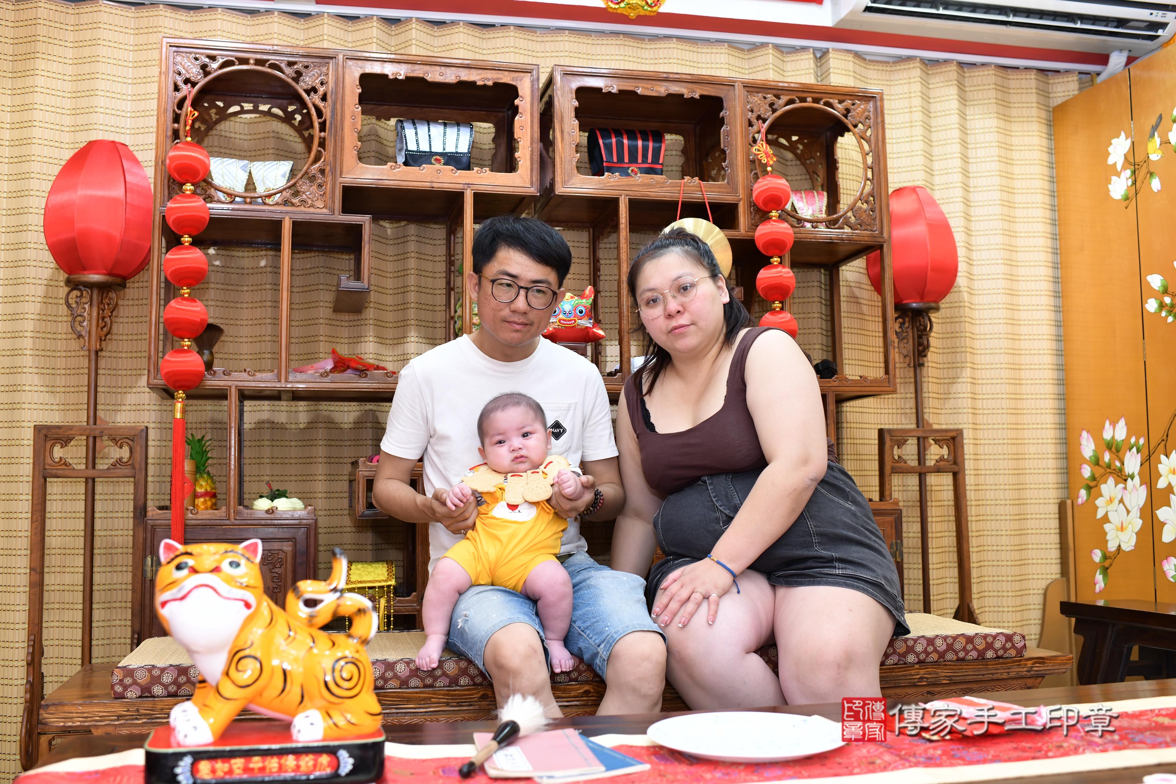 傳家手工印章台南店、抓周、度脺、中國風會場、傳家嬰兒古禮、吉祥話、抓周道具物品24種、拍照。抓周證書。寶寶抓周、滿周歲、生日快樂、祝福
