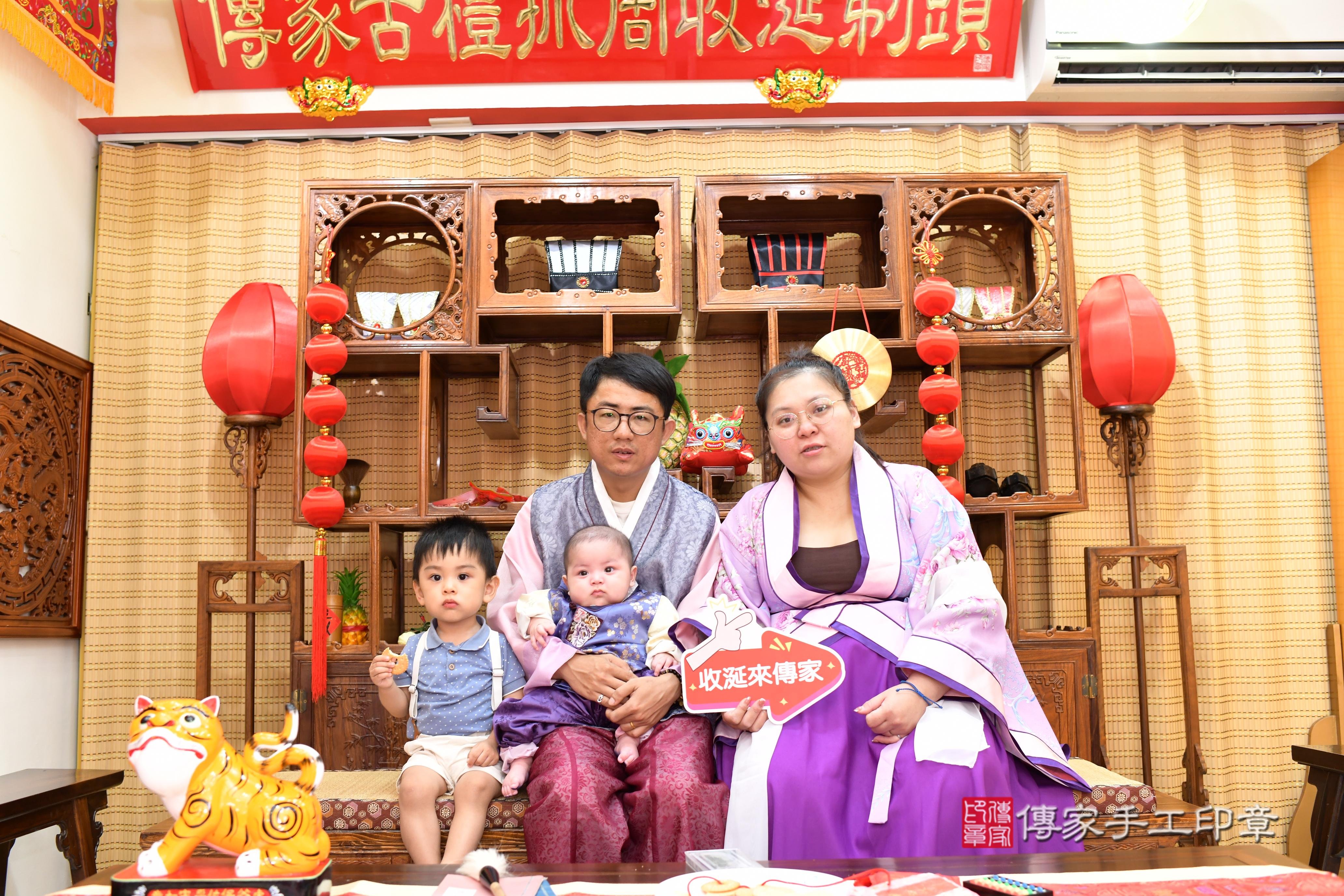 傳家手工印章台南店、抓周、度脺、中國風會場、傳家嬰兒古禮、吉祥話、抓周道具物品24種、拍照。抓周證書。寶寶抓周、滿周歲、生日快樂、祝福
