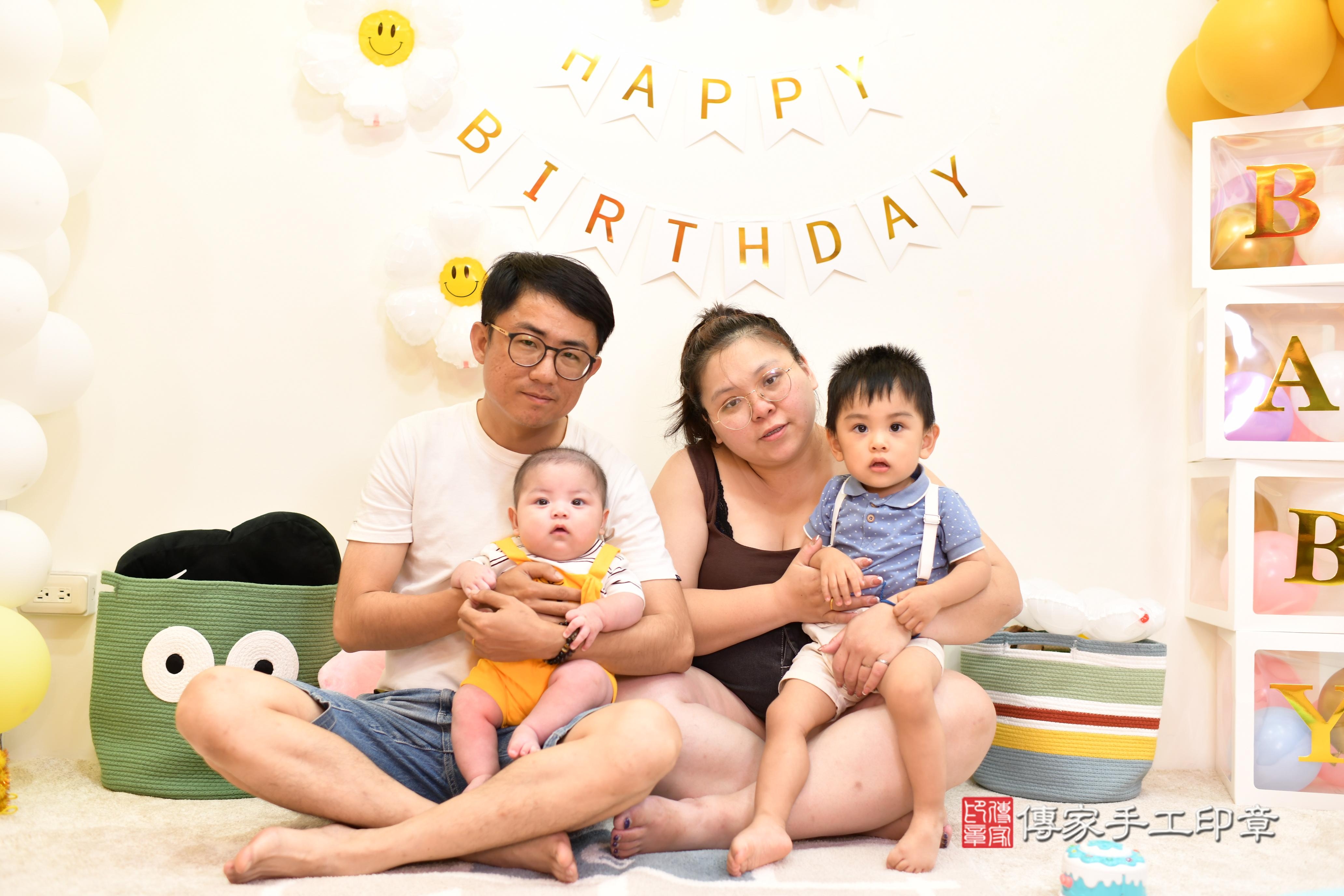 傳家手工印章台南店、抓周、度脺、中國風會場、傳家嬰兒古禮、吉祥話、抓周道具物品24種、拍照。抓周證書。寶寶抓周、滿周歲、生日快樂、祝福