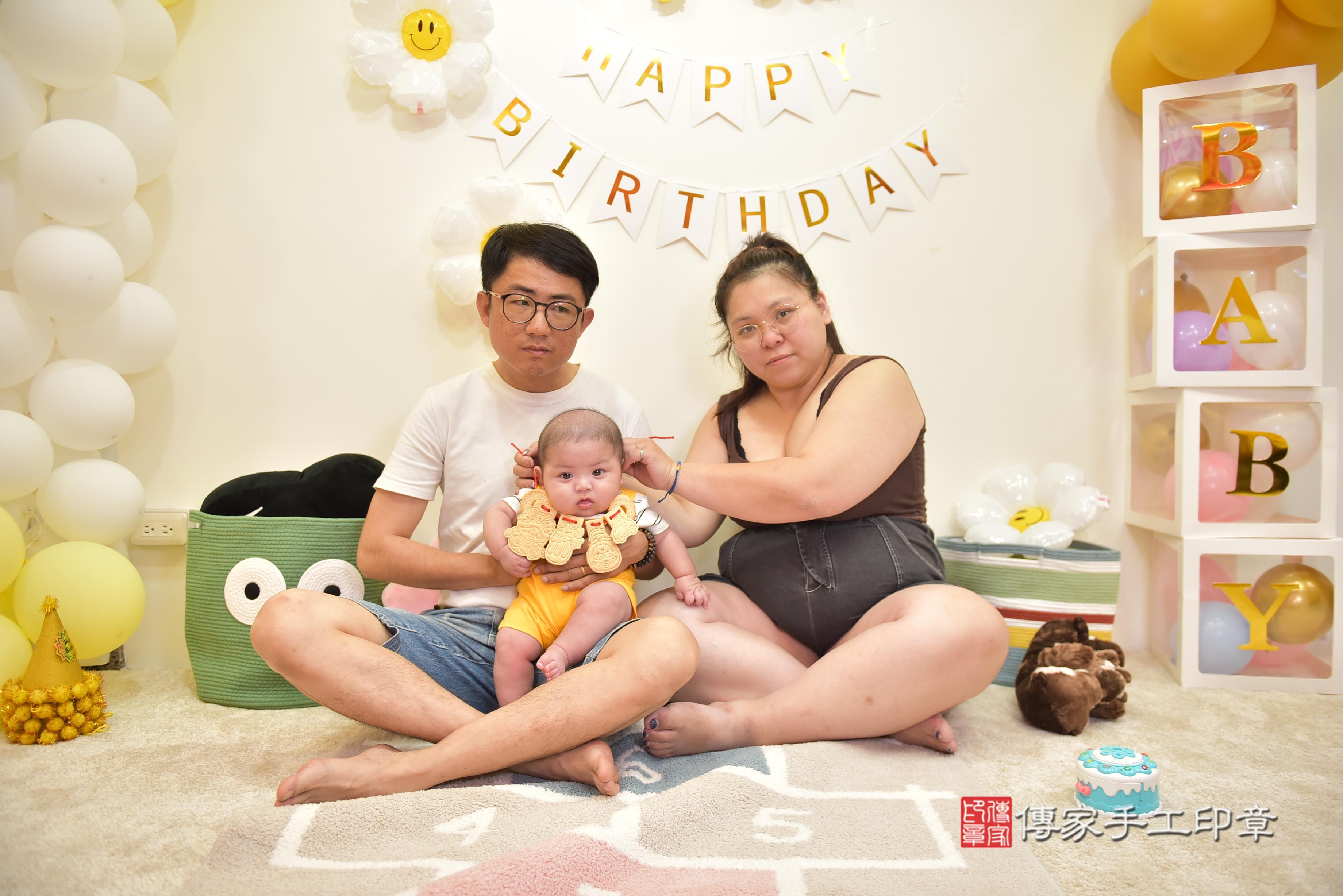 傳家手工印章台南店、抓周、度脺、中國風會場、傳家嬰兒古禮、吉祥話、抓周道具物品24種、拍照。抓周證書。寶寶抓周、滿周歲、生日快樂、祝福