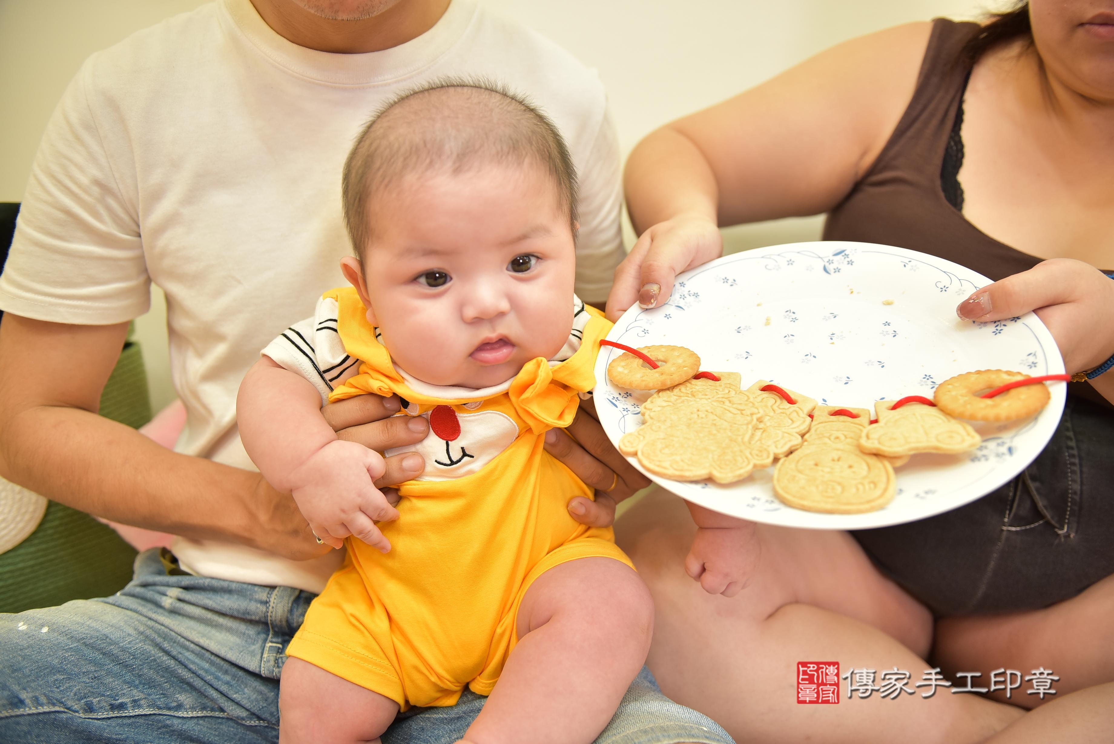 傳家手工印章台南店、抓周、度脺、中國風會場、傳家嬰兒古禮、吉祥話、抓周道具物品24種、拍照。抓周證書。寶寶抓周、滿周歲、生日快樂、祝福