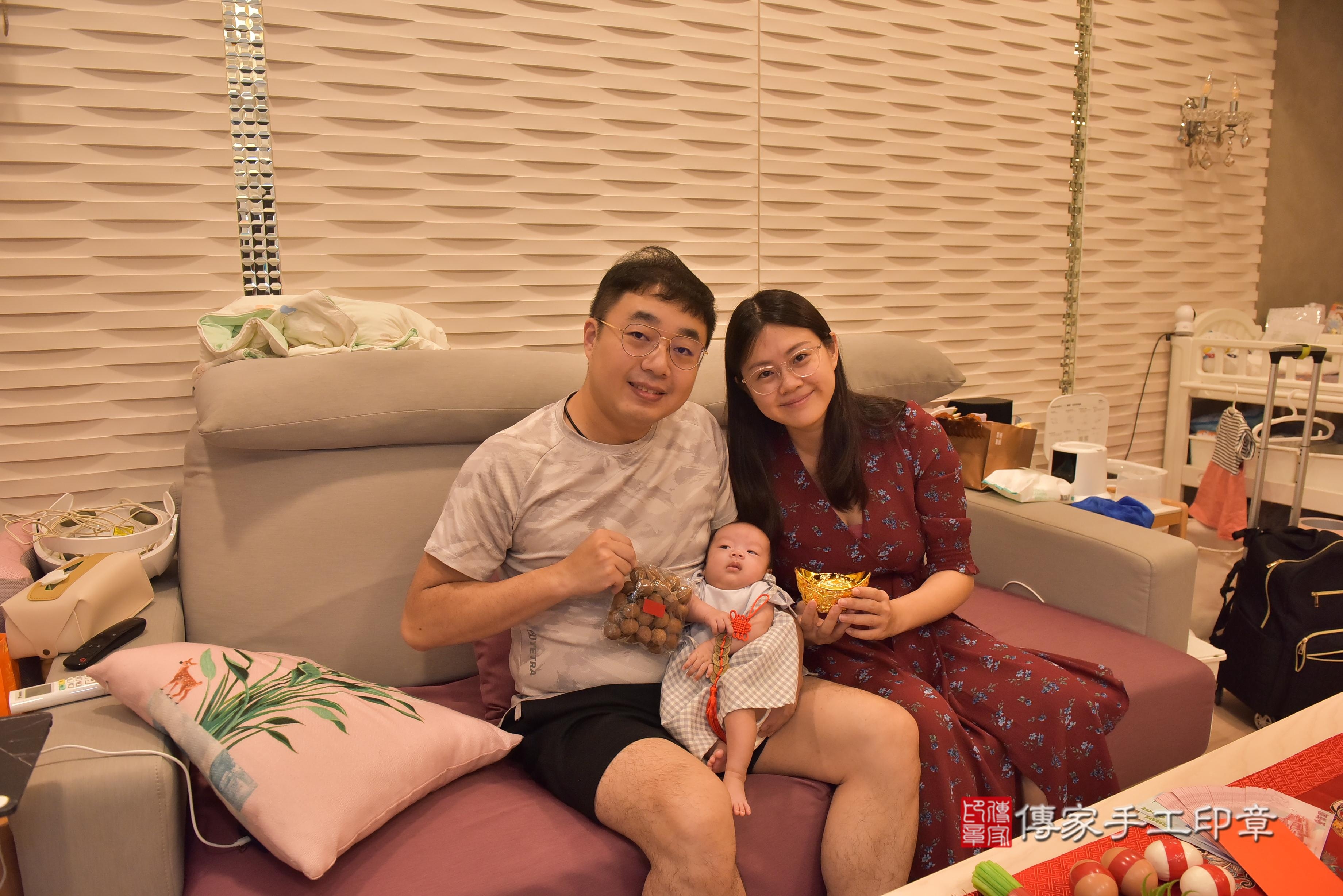 傳家手工印章高雄店、抓周、度脺、中國風會場、傳家嬰兒古禮、吉祥話、抓周道具物品24種、拍照。抓周證書。寶寶抓周、滿周歲、生日快樂、祝福