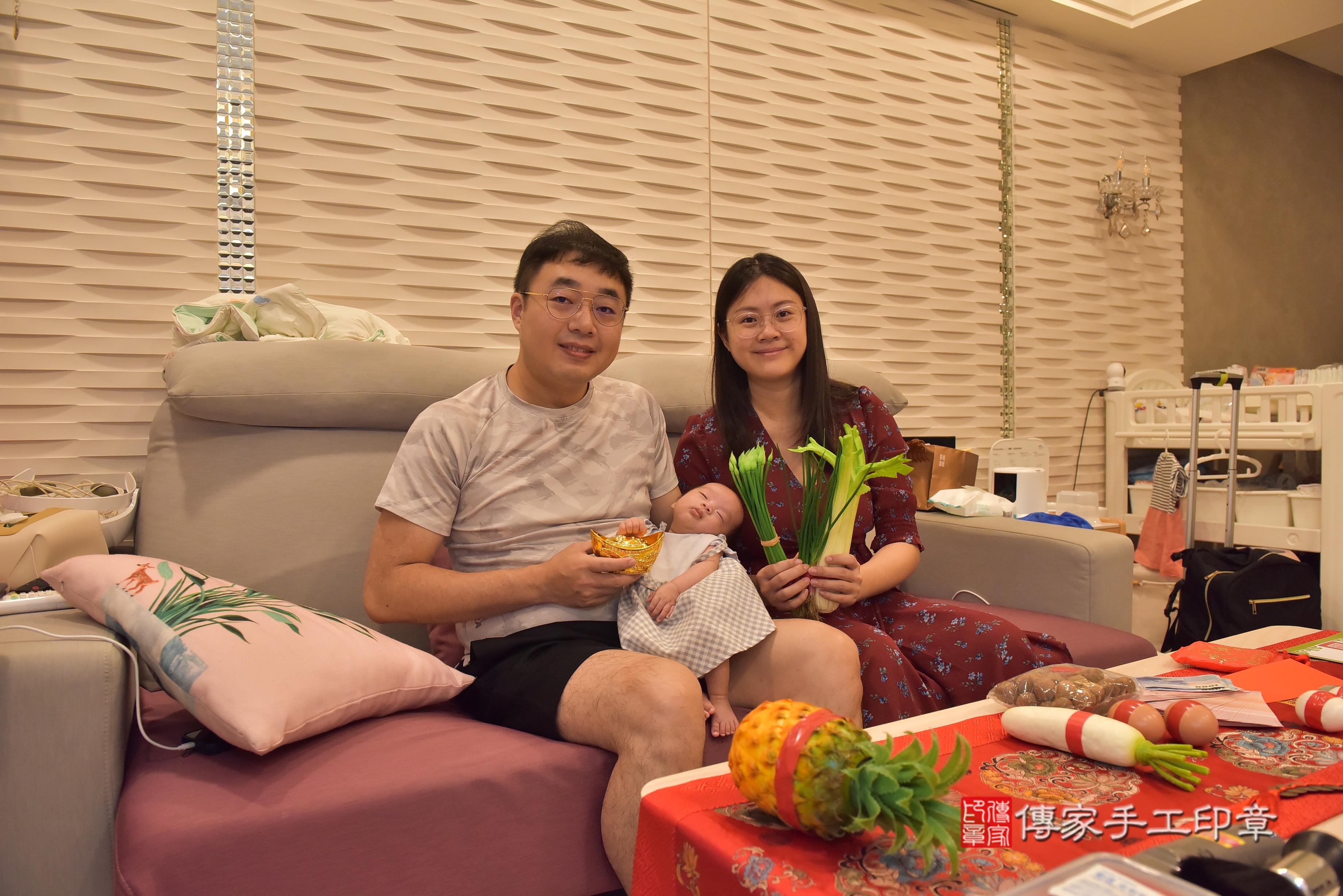 1758955644236943.傳家手工印章高雄店、抓周、度脺、中國風會場、傳家嬰兒古禮、吉祥話、抓周道具物品24種、拍照。抓周證書。寶寶抓周、滿周歲、生日快樂、祝福