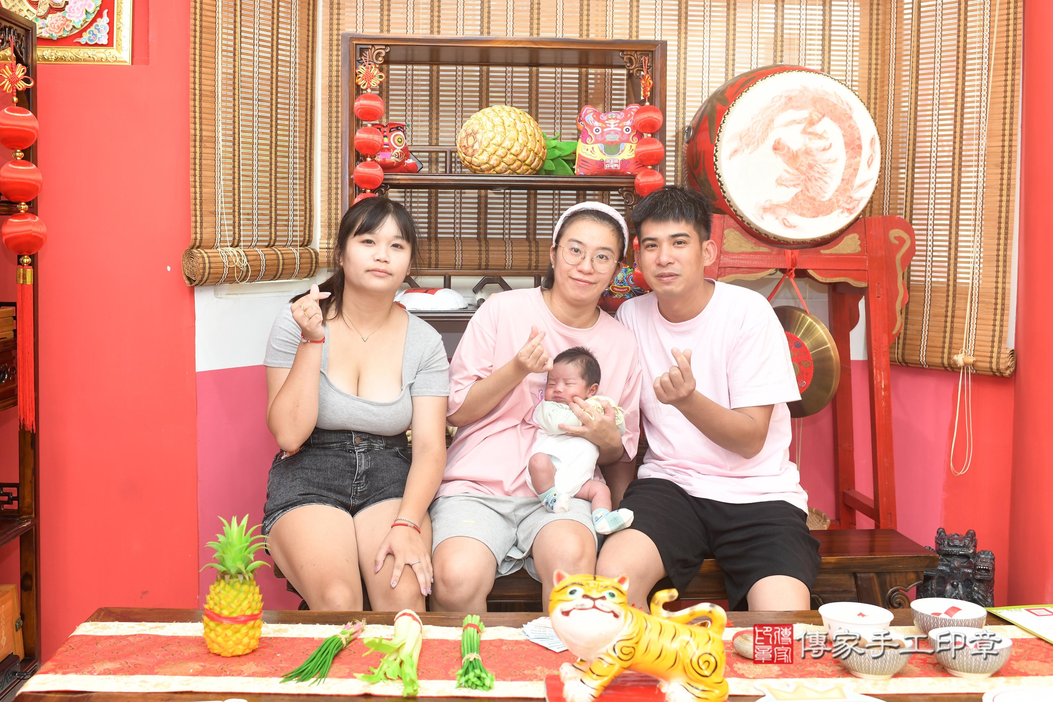 傳家手工印章高雄店、抓周、度脺、中國風會場、傳家嬰兒古禮、吉祥話、抓周道具物品24種、拍照。抓周證書。寶寶抓周、滿周歲、生日快樂、祝福