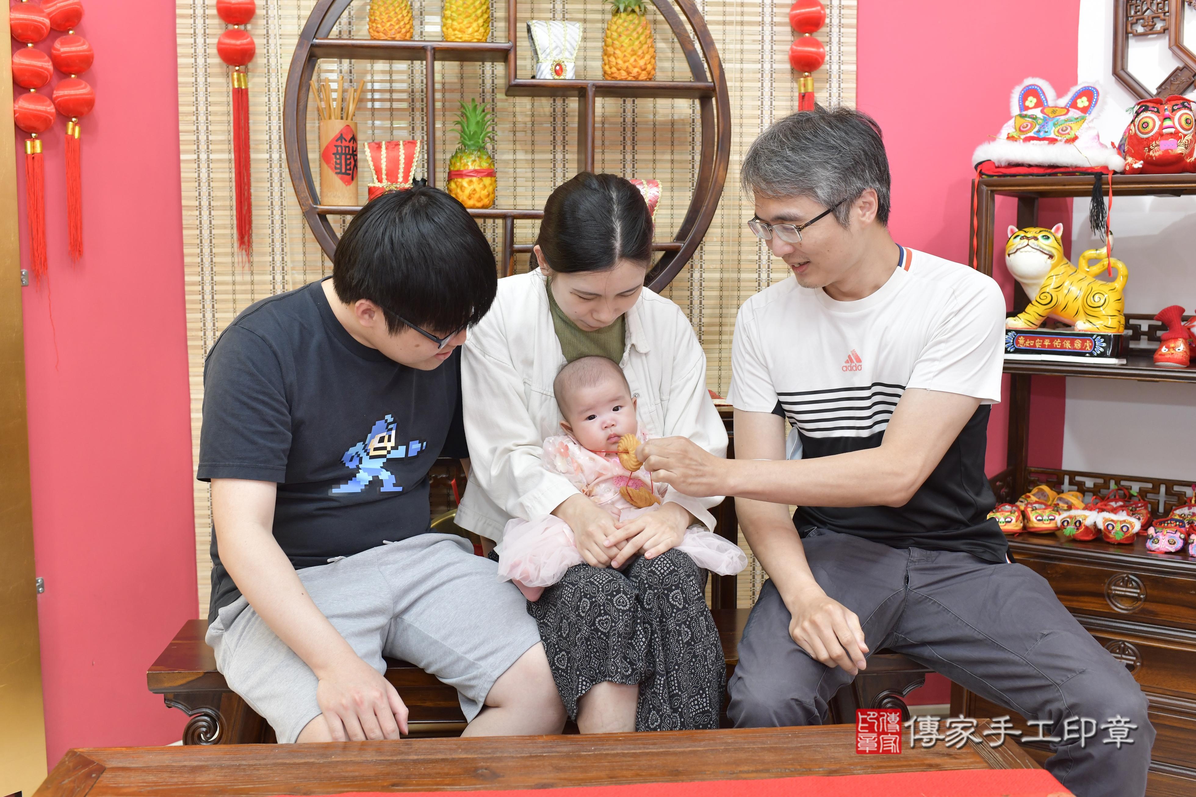 傳家手工印章新竹店、抓周、度脺、中國風會場、傳家嬰兒古禮、吉祥話、抓周道具物品24種、拍照。抓周證書。寶寶抓周、滿周歲、生日快樂、祝福