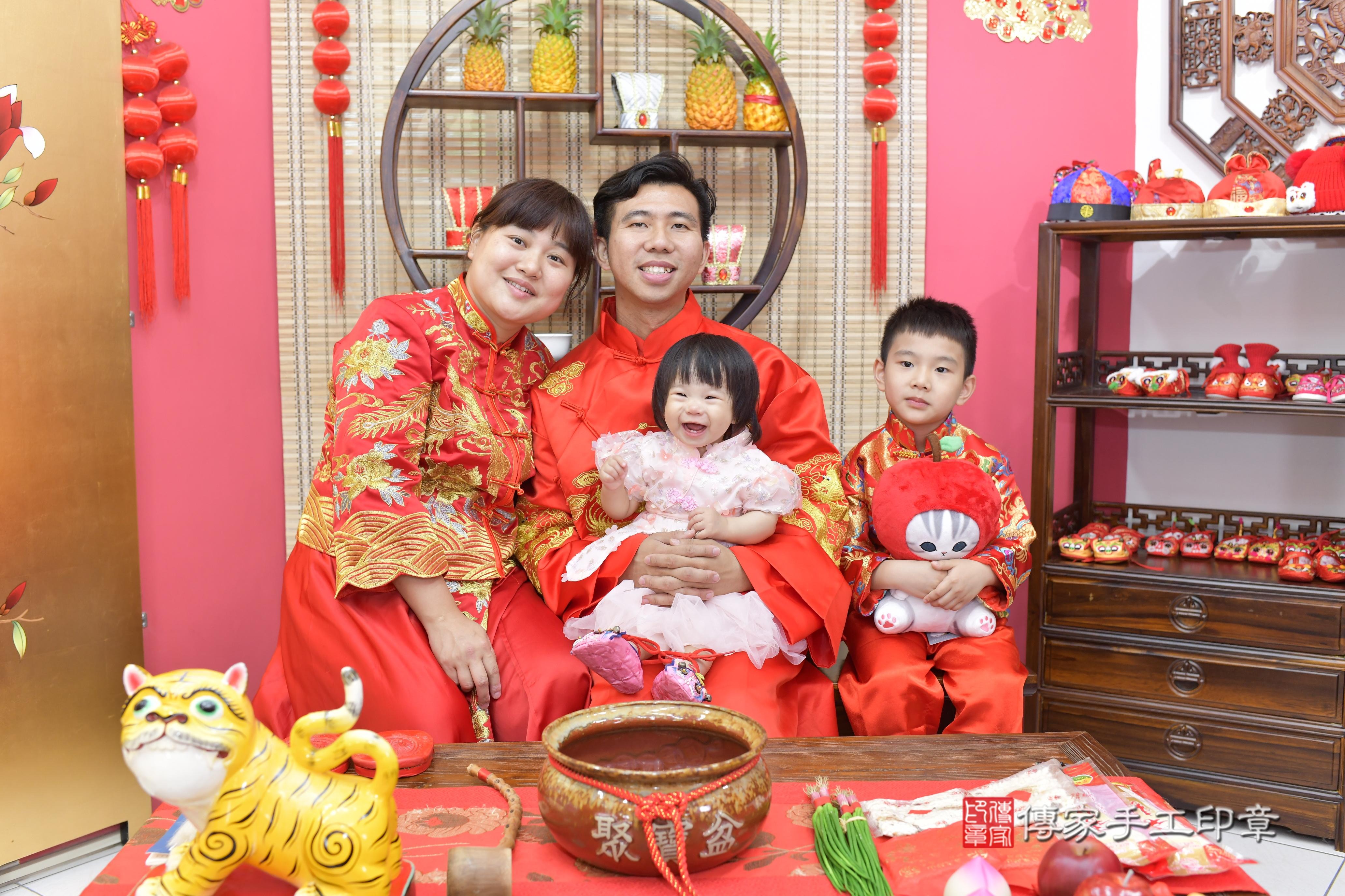 傳家手工印章新竹店、抓周、度脺、美式風會場、傳家嬰兒古禮、吉祥話、抓周道具物品24種、拍照。抓周證書。寶寶抓周、滿周歲、生日快樂、祝福