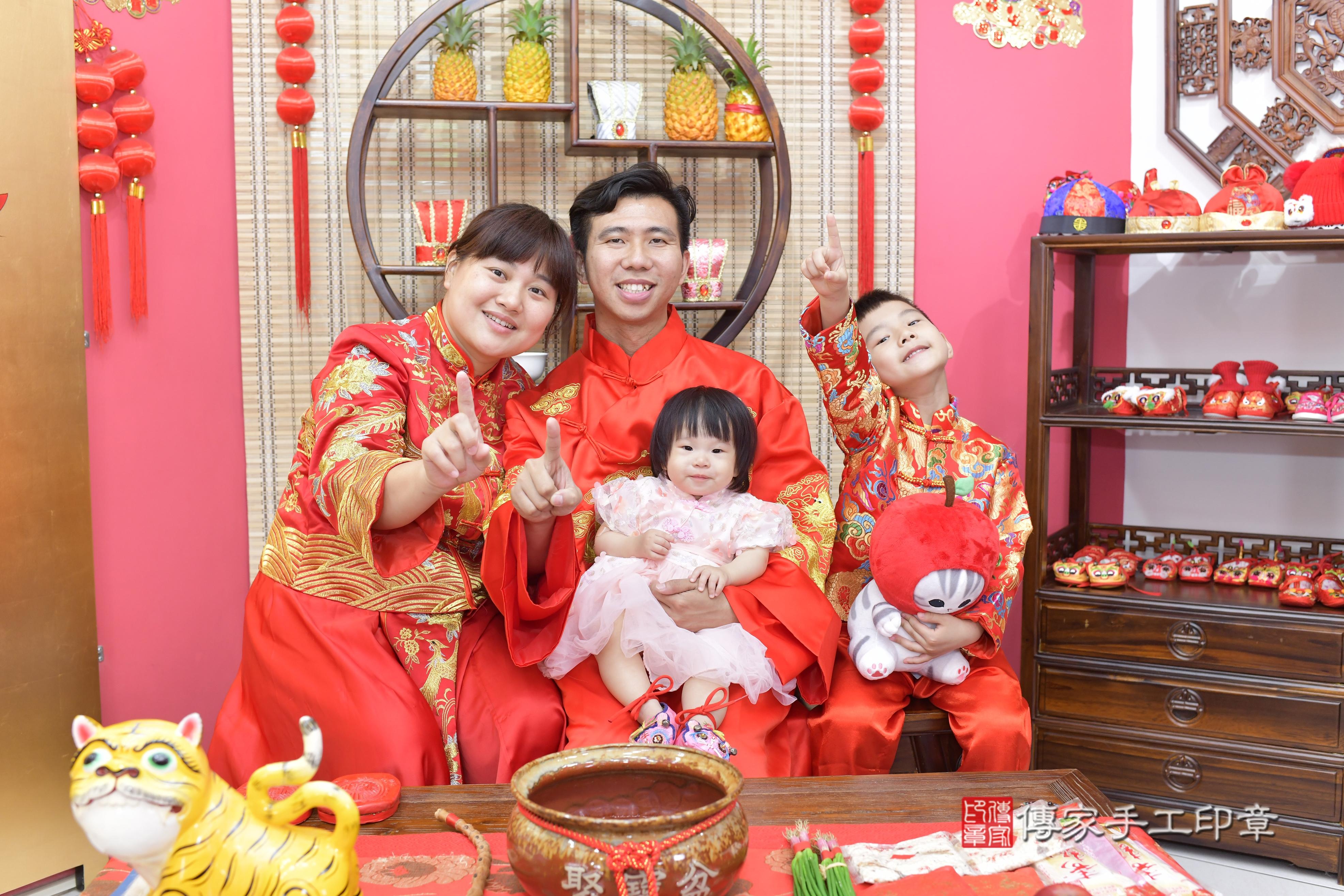 傳家手工印章新竹店、抓周、度脺、美式風會場、傳家嬰兒古禮、吉祥話、抓周道具物品24種、拍照。抓周證書。寶寶抓周、滿周歲、生日快樂、祝福