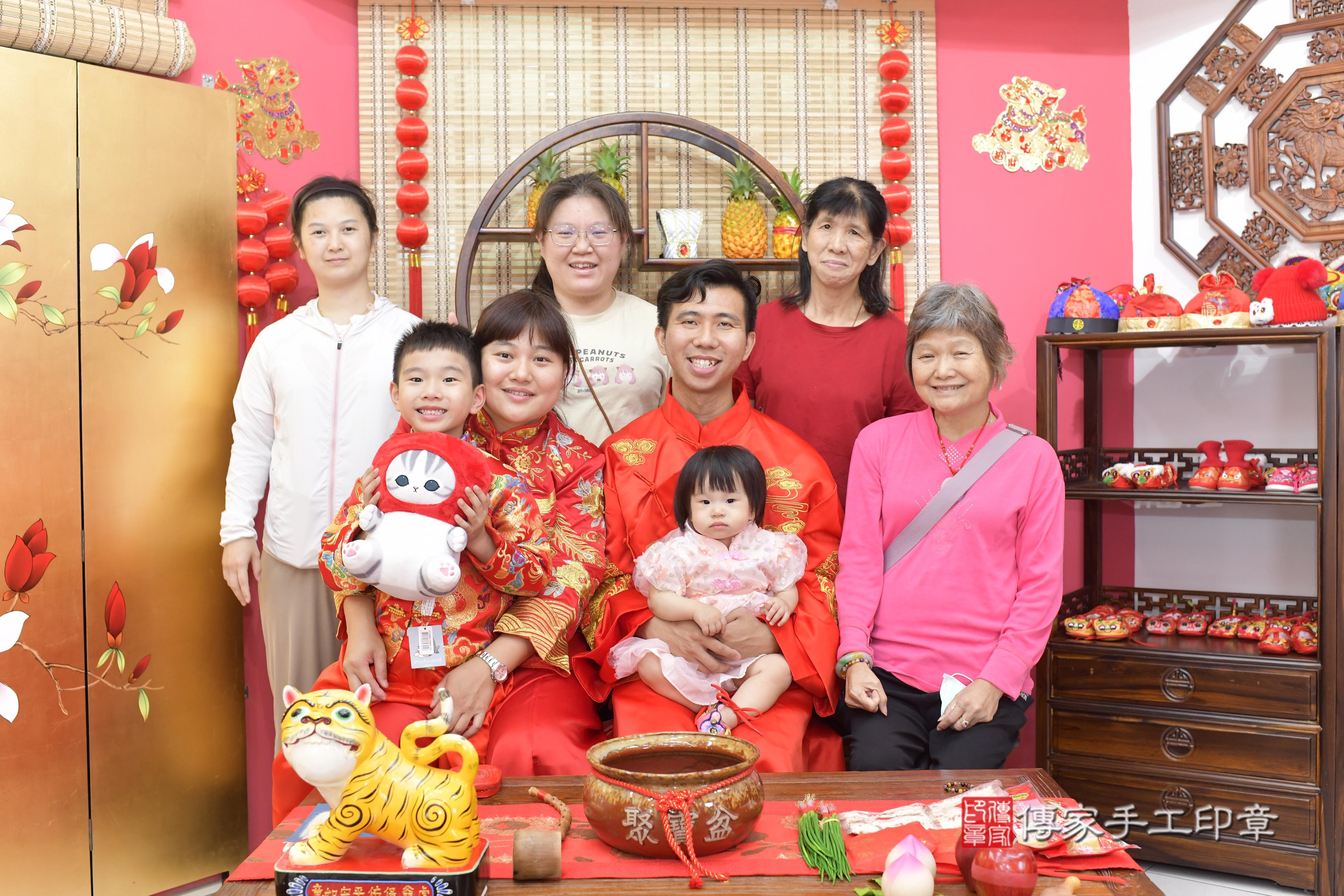 傳家手工印章新竹店、抓周、度脺、美式風會場、傳家嬰兒古禮、吉祥話、抓周道具物品24種、拍照。抓周證書。寶寶抓周、滿周歲、生日快樂、祝福