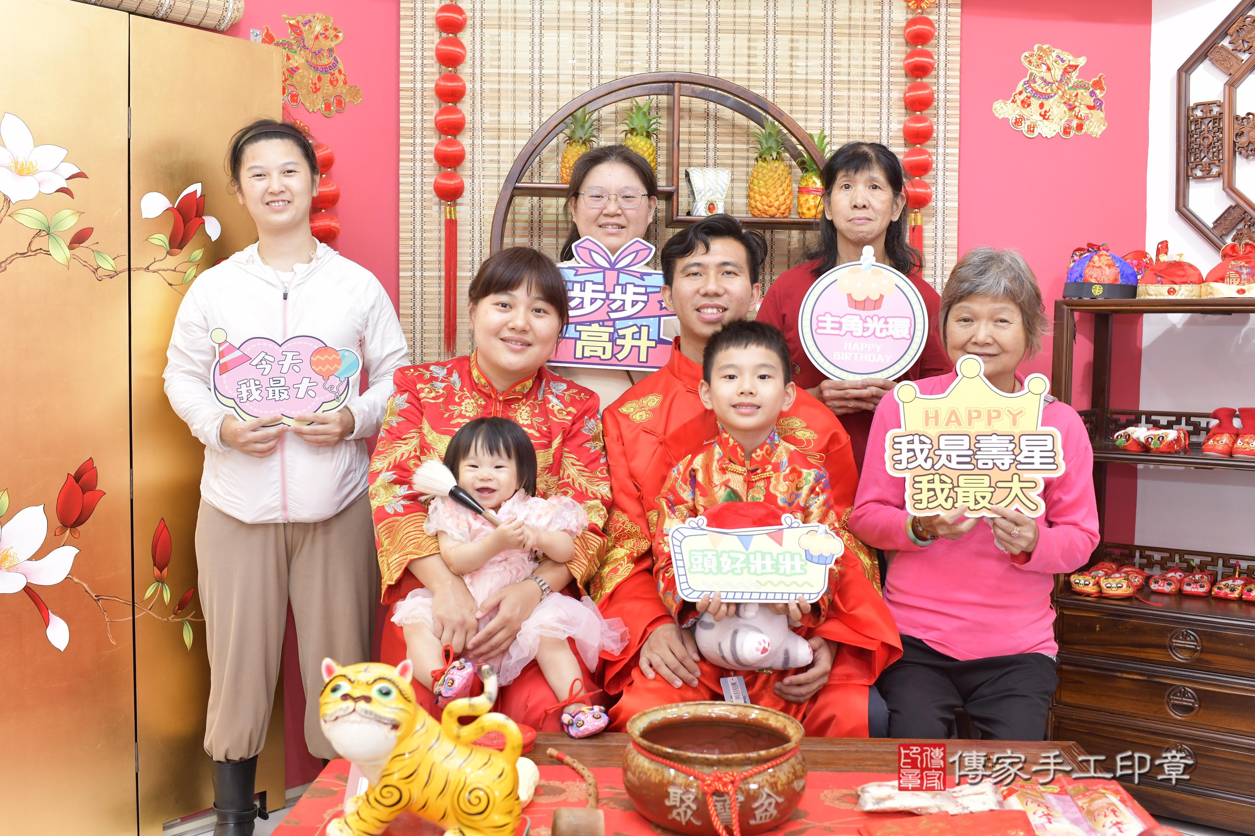 傳家手工印章新竹店、抓周、度脺、美式風會場、傳家嬰兒古禮、吉祥話、抓周道具物品24種、拍照。抓周證書。寶寶抓周、滿周歲、生日快樂、祝福