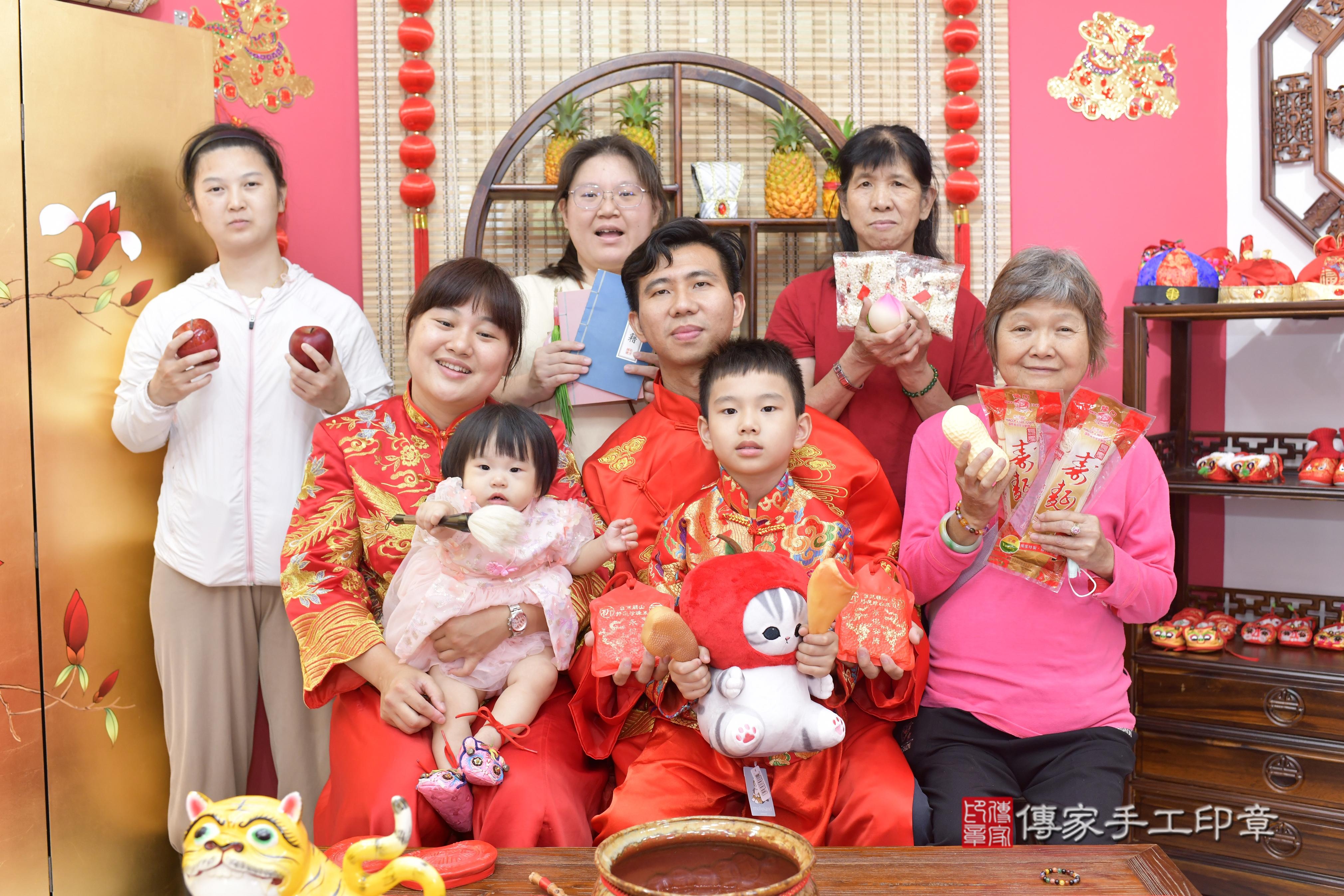 傳家手工印章新竹店、抓周、度脺、美式風會場、傳家嬰兒古禮、吉祥話、抓周道具物品24種、拍照。抓周證書。寶寶抓周、滿周歲、生日快樂、祝福