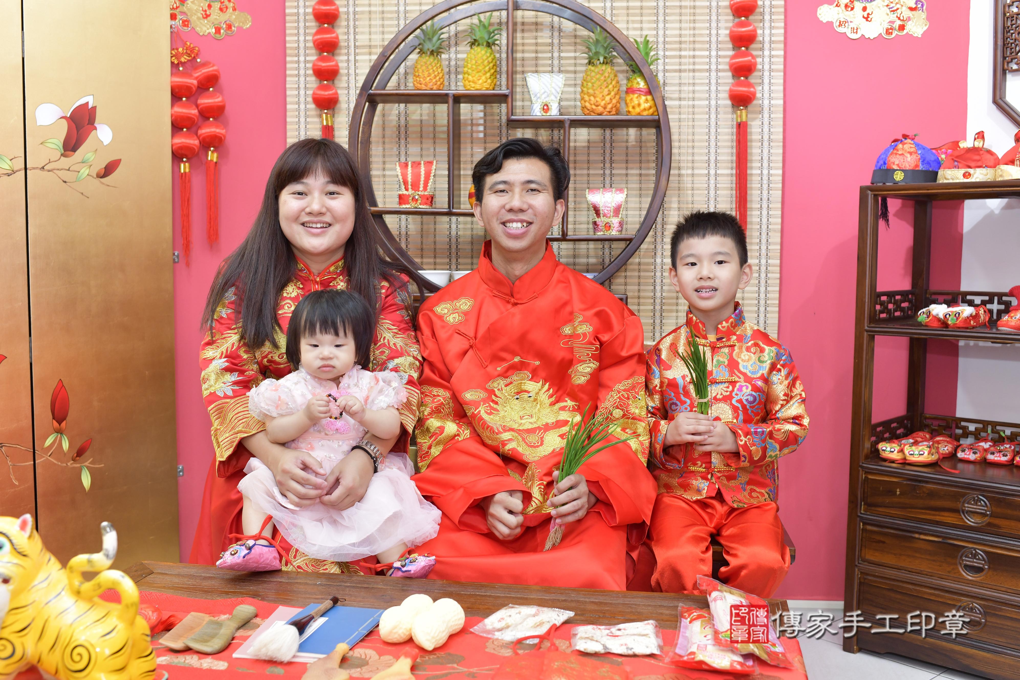 傳家手工印章新竹店、抓周、度脺、美式風會場、傳家嬰兒古禮、吉祥話、抓周道具物品24種、拍照。抓周證書。寶寶抓周、滿周歲、生日快樂、祝福