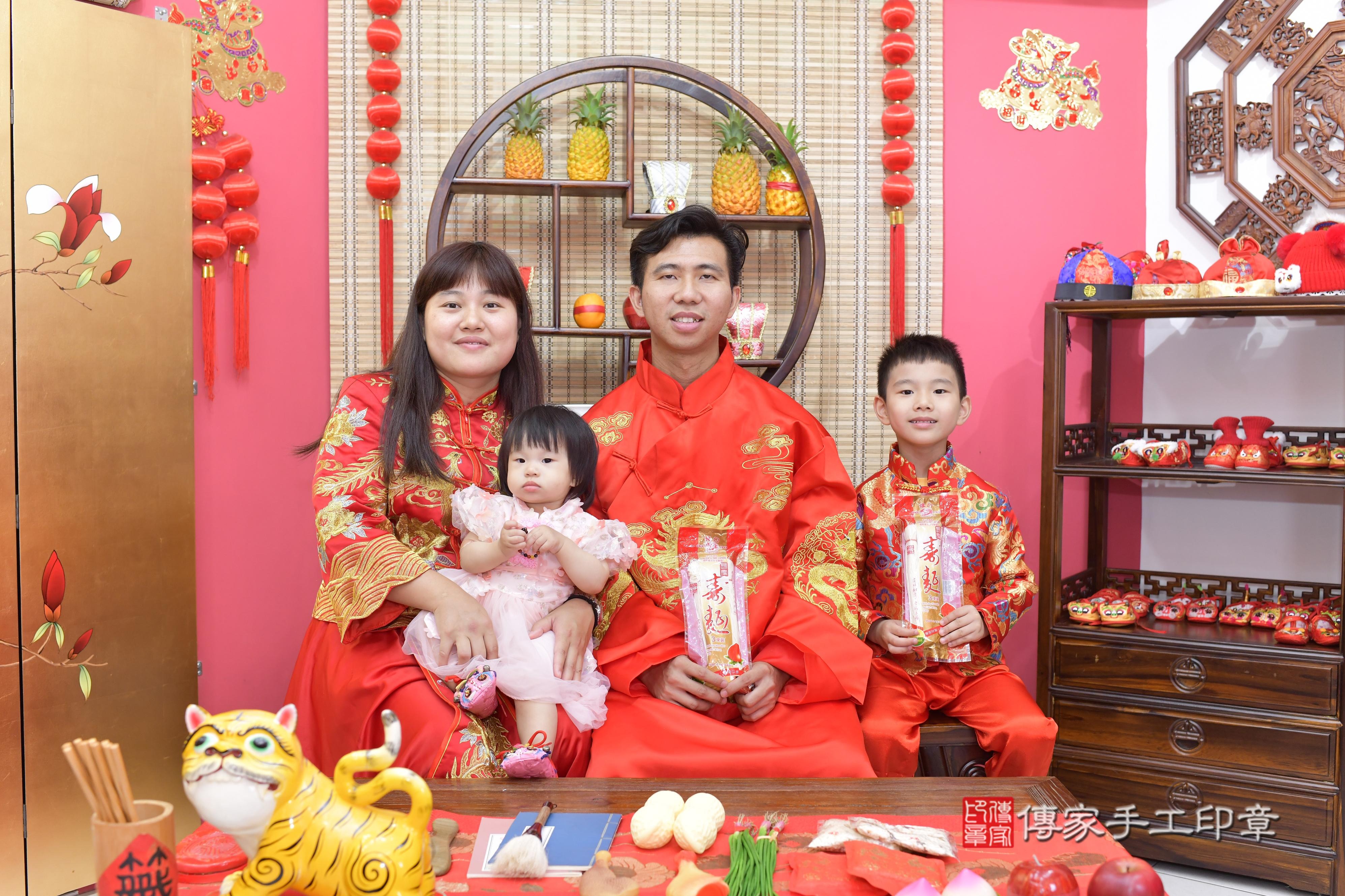 傳家手工印章新竹店、抓周、度脺、美式風會場、傳家嬰兒古禮、吉祥話、抓周道具物品24種、拍照。抓周證書。寶寶抓周、滿周歲、生日快樂、祝福
