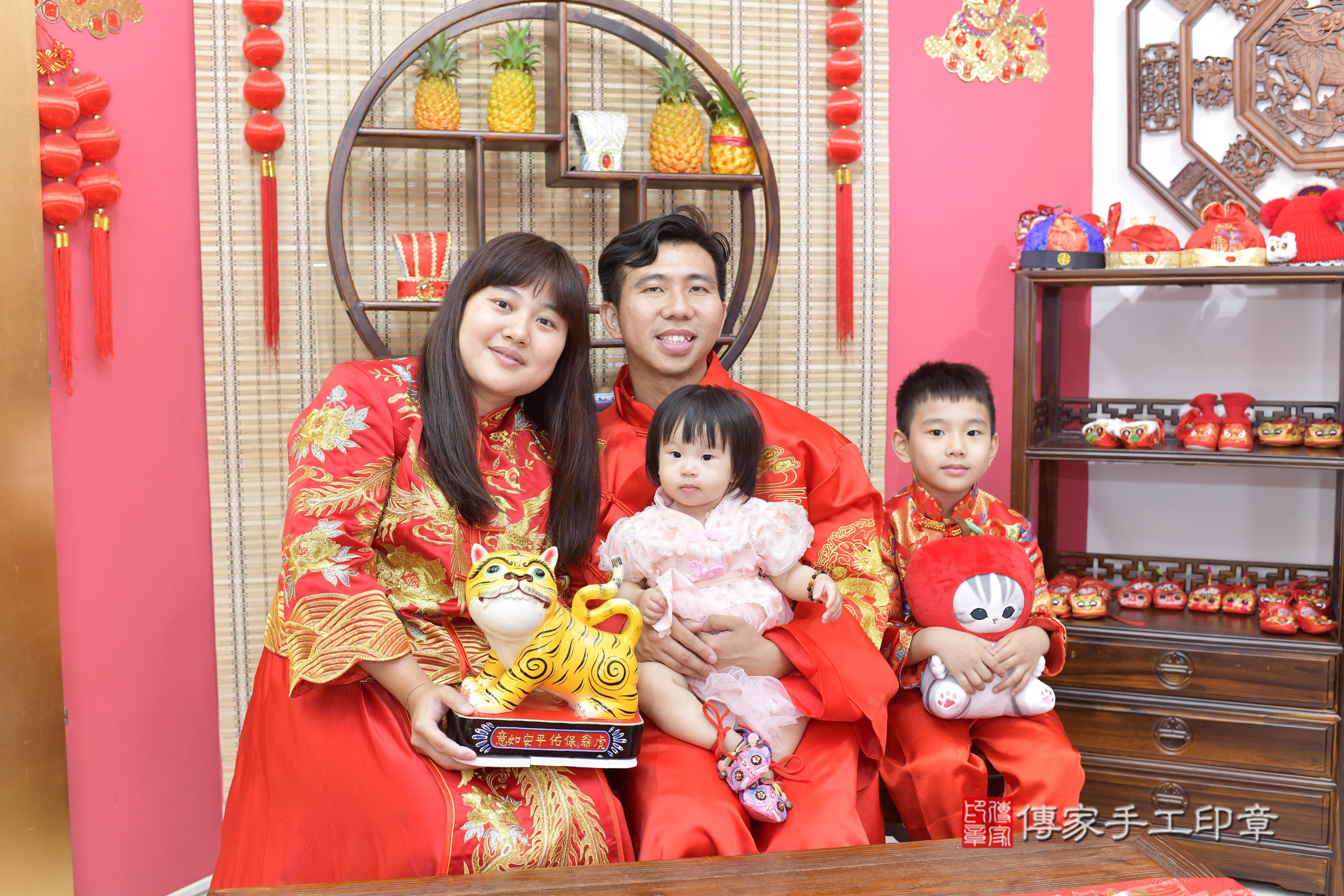 傳家手工印章新竹店、抓周、度脺、美式風會場、傳家嬰兒古禮、吉祥話、抓周道具物品24種、拍照。抓周證書。寶寶抓周、滿周歲、生日快樂、祝福