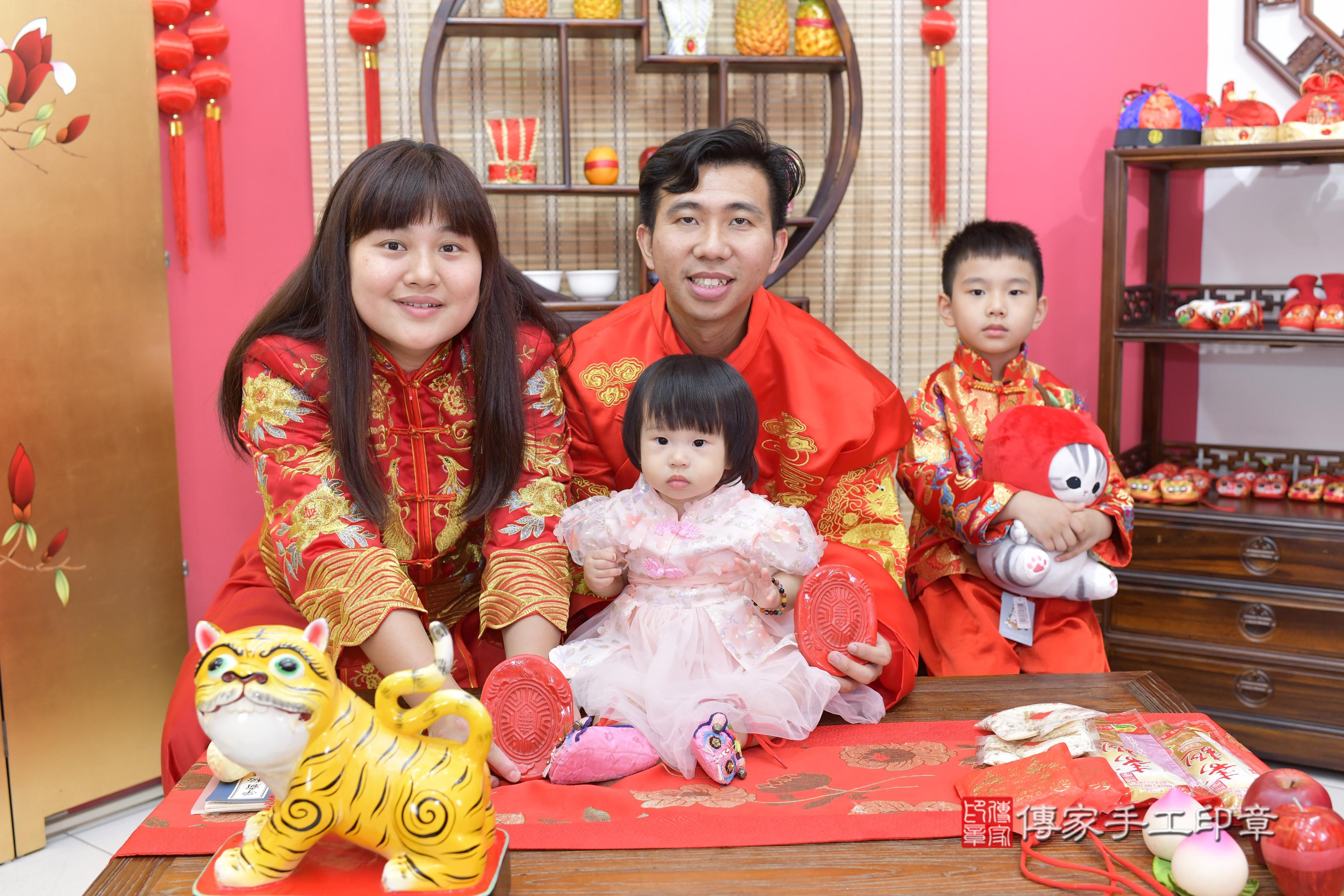 傳家手工印章新竹店、抓周、度脺、美式風會場、傳家嬰兒古禮、吉祥話、抓周道具物品24種、拍照。抓周證書。寶寶抓周、滿周歲、生日快樂、祝福