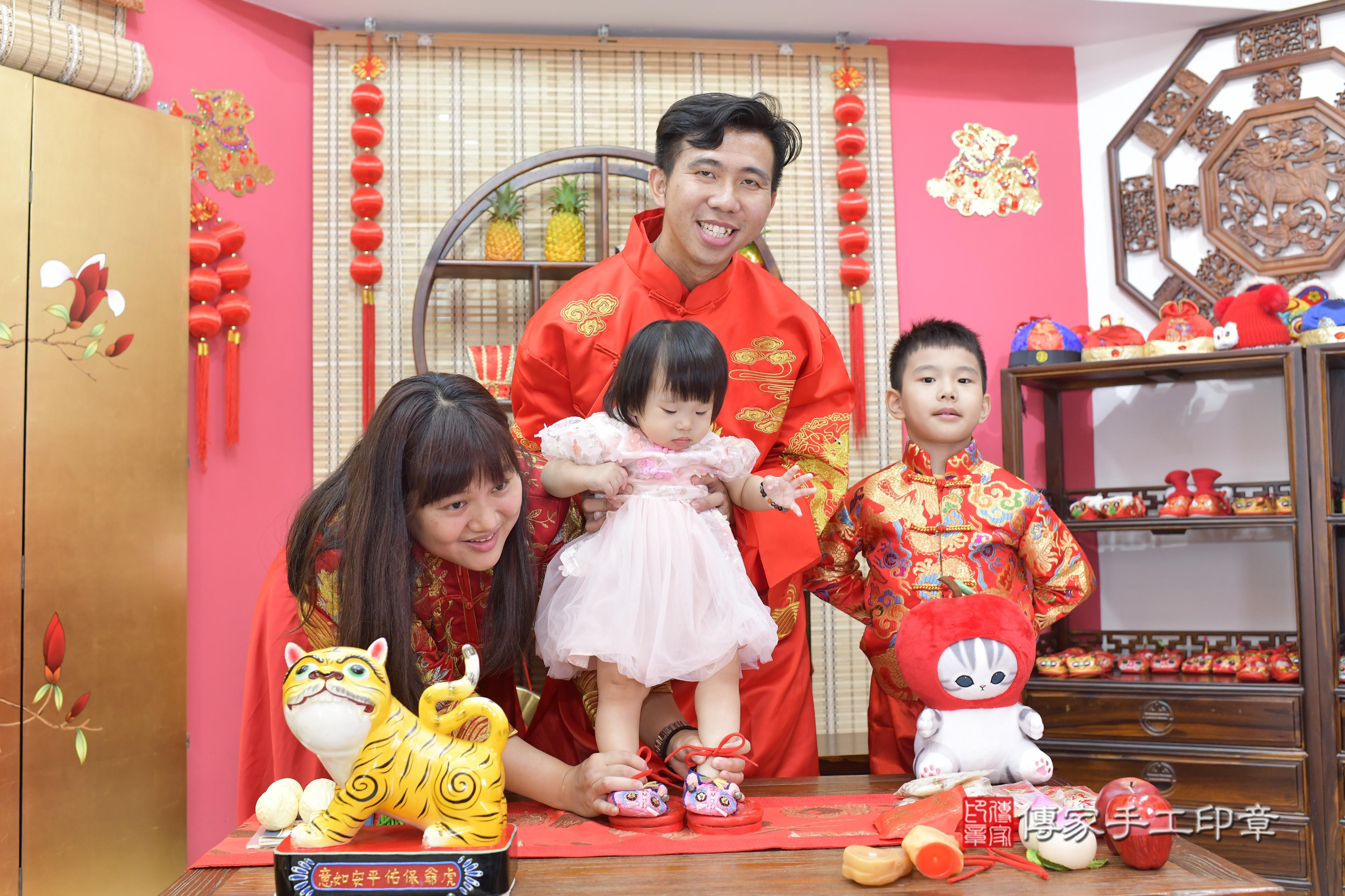 傳家手工印章新竹店、抓周、度脺、美式風會場、傳家嬰兒古禮、吉祥話、抓周道具物品24種、拍照。抓周證書。寶寶抓周、滿周歲、生日快樂、祝福