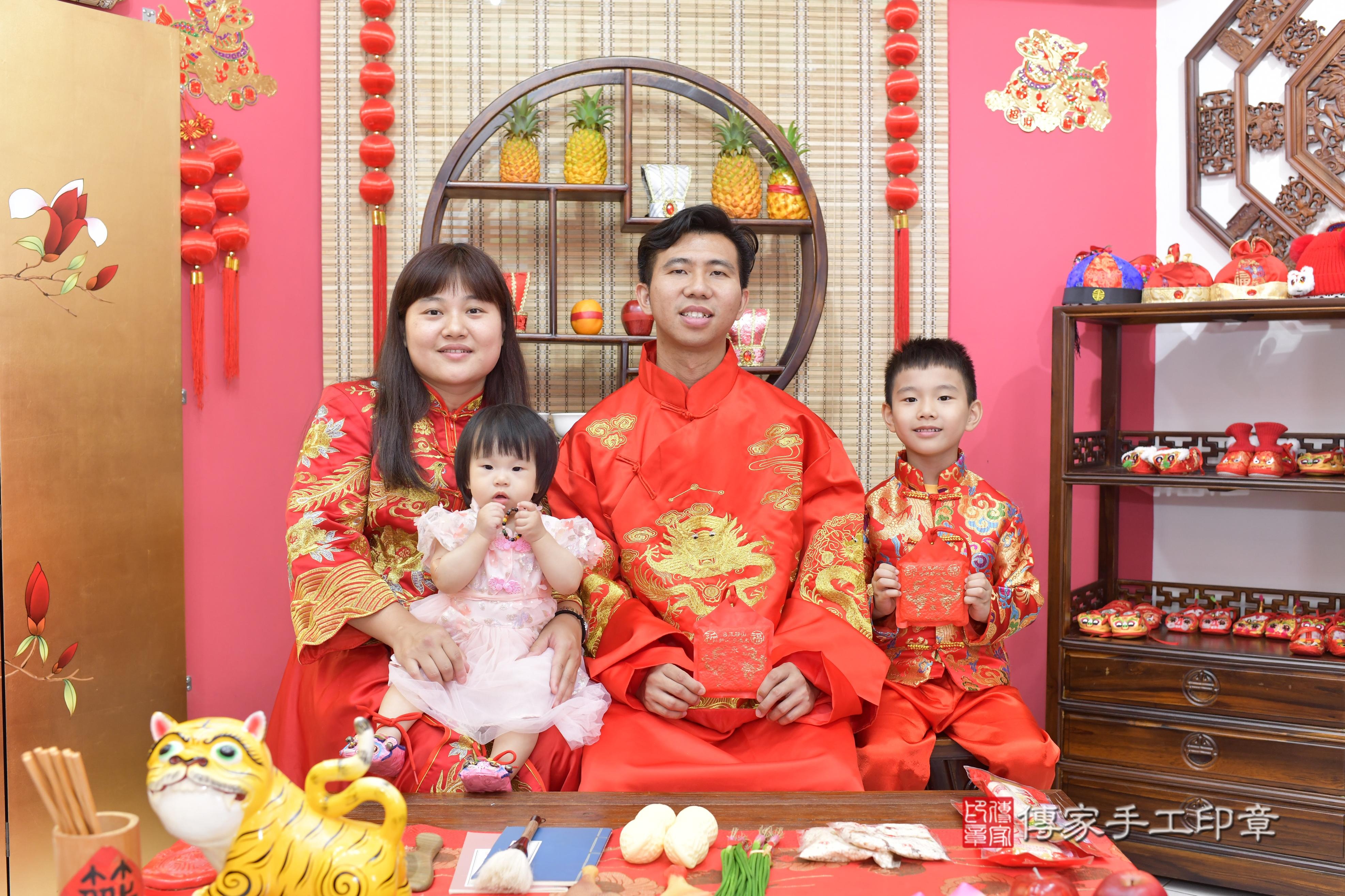 傳家手工印章新竹店、抓周、度脺、美式風會場、傳家嬰兒古禮、吉祥話、抓周道具物品24種、拍照。抓周證書。寶寶抓周、滿周歲、生日快樂、祝福
