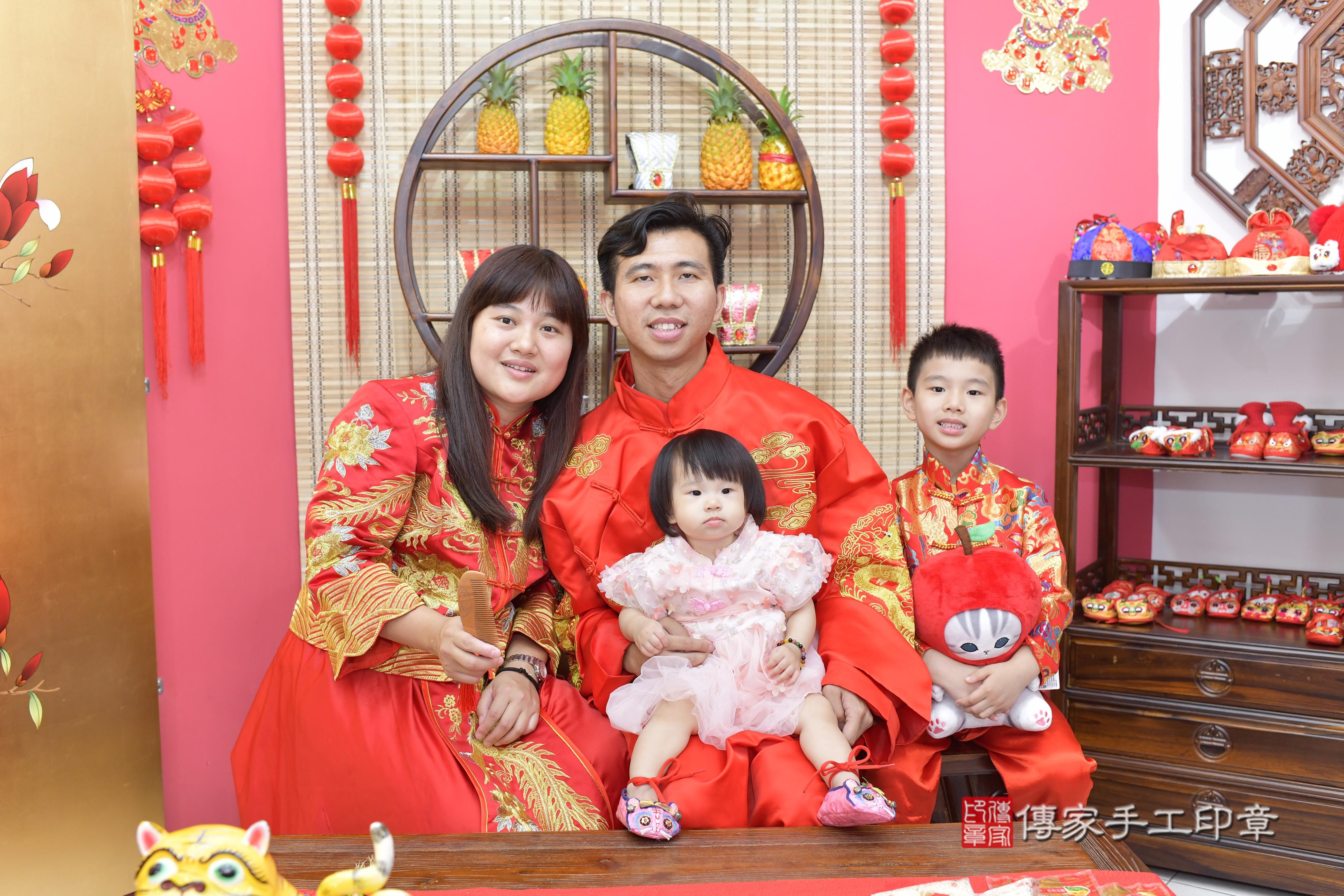 傳家手工印章新竹店、抓周、度脺、美式風會場、傳家嬰兒古禮、吉祥話、抓周道具物品24種、拍照。抓周證書。寶寶抓周、滿周歲、生日快樂、祝福