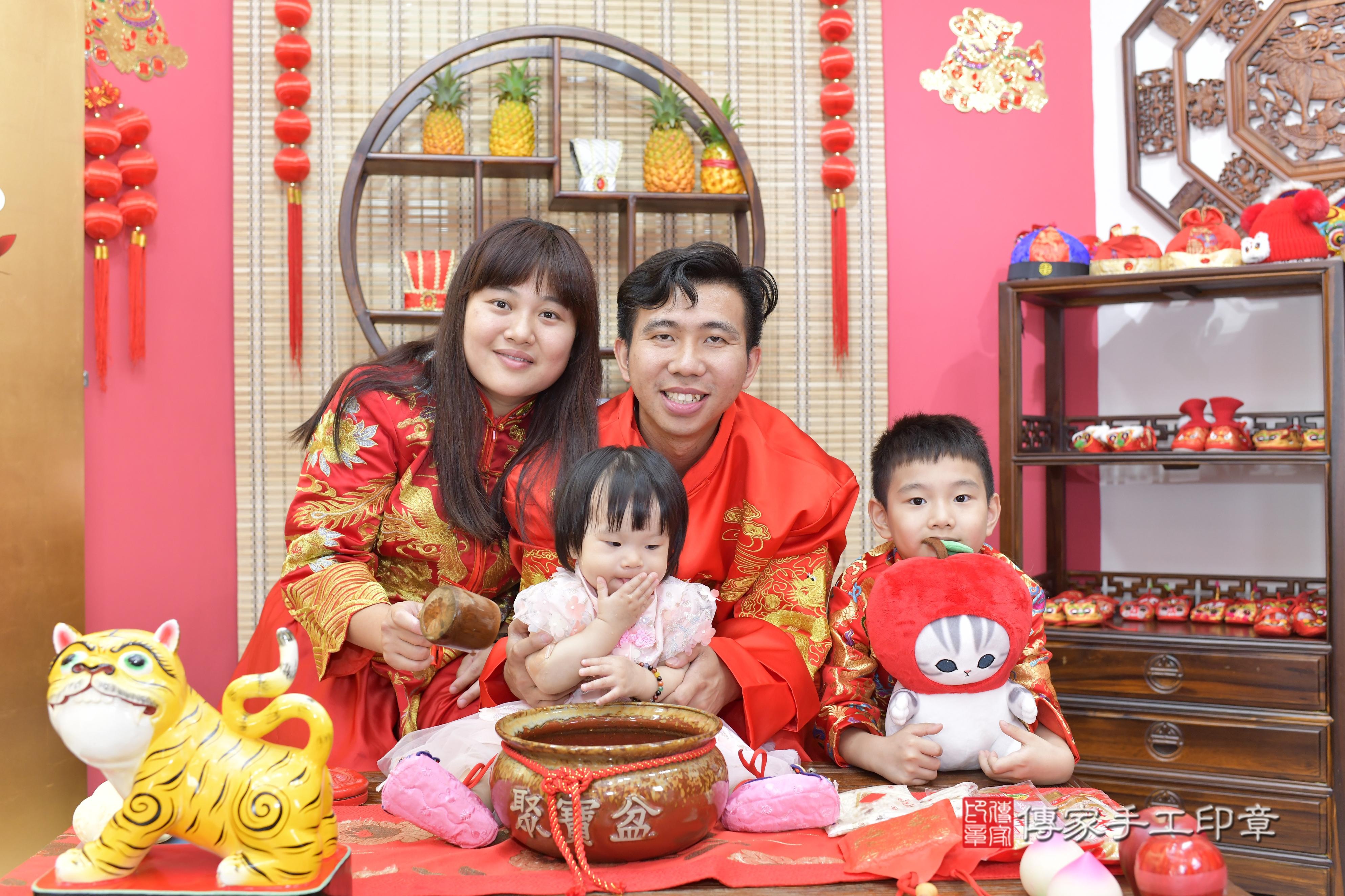 傳家手工印章新竹店、抓周、度脺、美式風會場、傳家嬰兒古禮、吉祥話、抓周道具物品24種、拍照。抓周證書。寶寶抓周、滿周歲、生日快樂、祝福