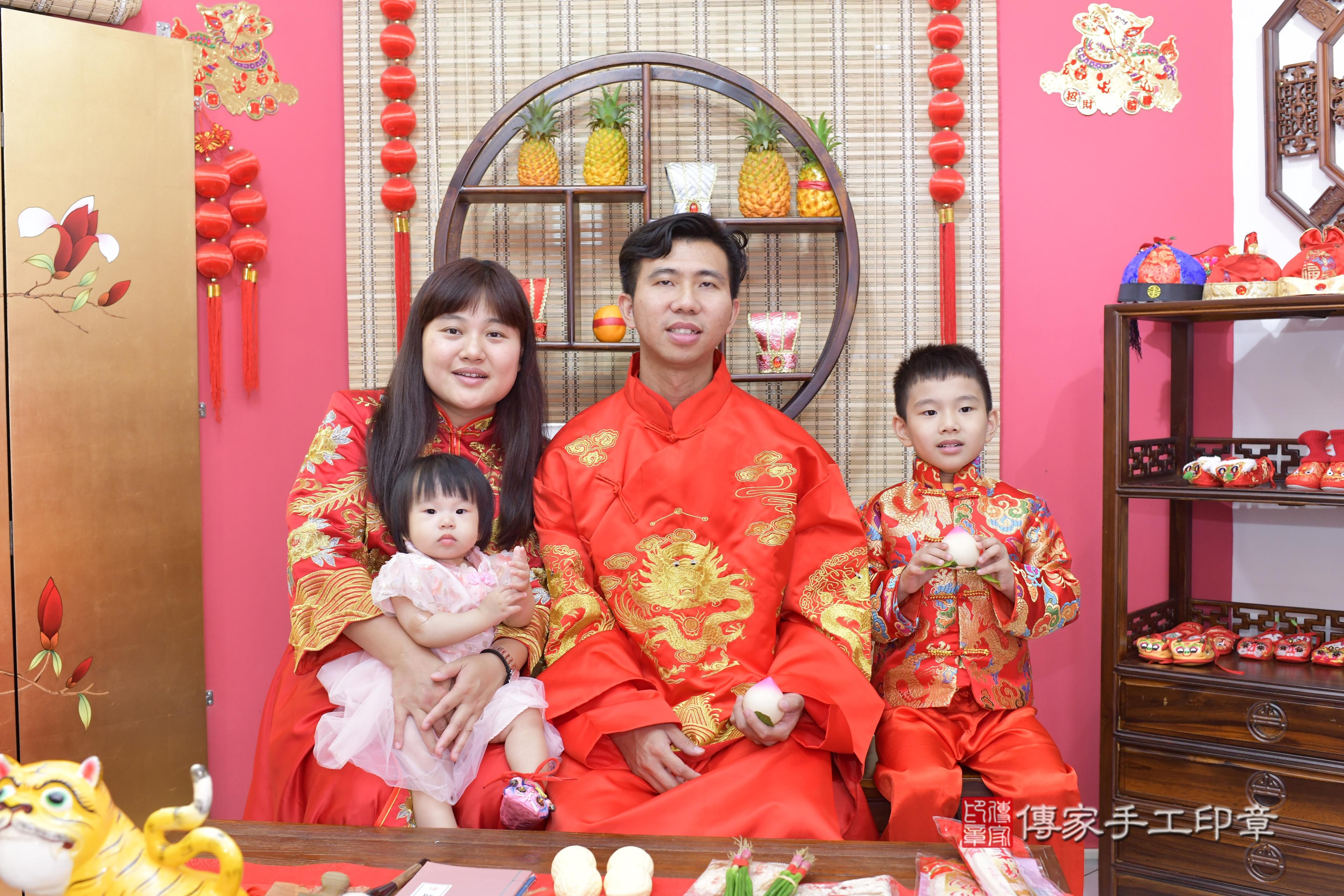 傳家手工印章新竹店、抓周、度脺、美式風會場、傳家嬰兒古禮、吉祥話、抓周道具物品24種、拍照。抓周證書。寶寶抓周、滿周歲、生日快樂、祝福
