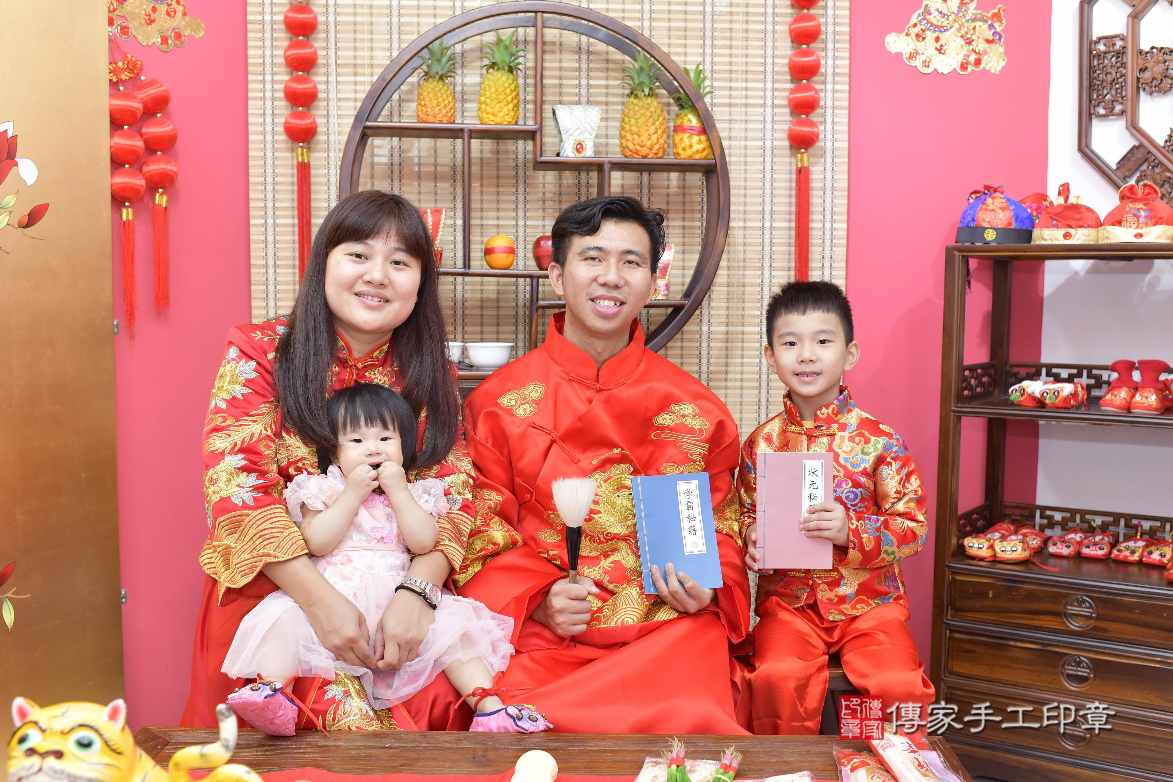 傳家手工印章新竹店、抓周、度脺、美式風會場、傳家嬰兒古禮、吉祥話、抓周道具物品24種、拍照。抓周證書。寶寶抓周、滿周歲、生日快樂、祝福