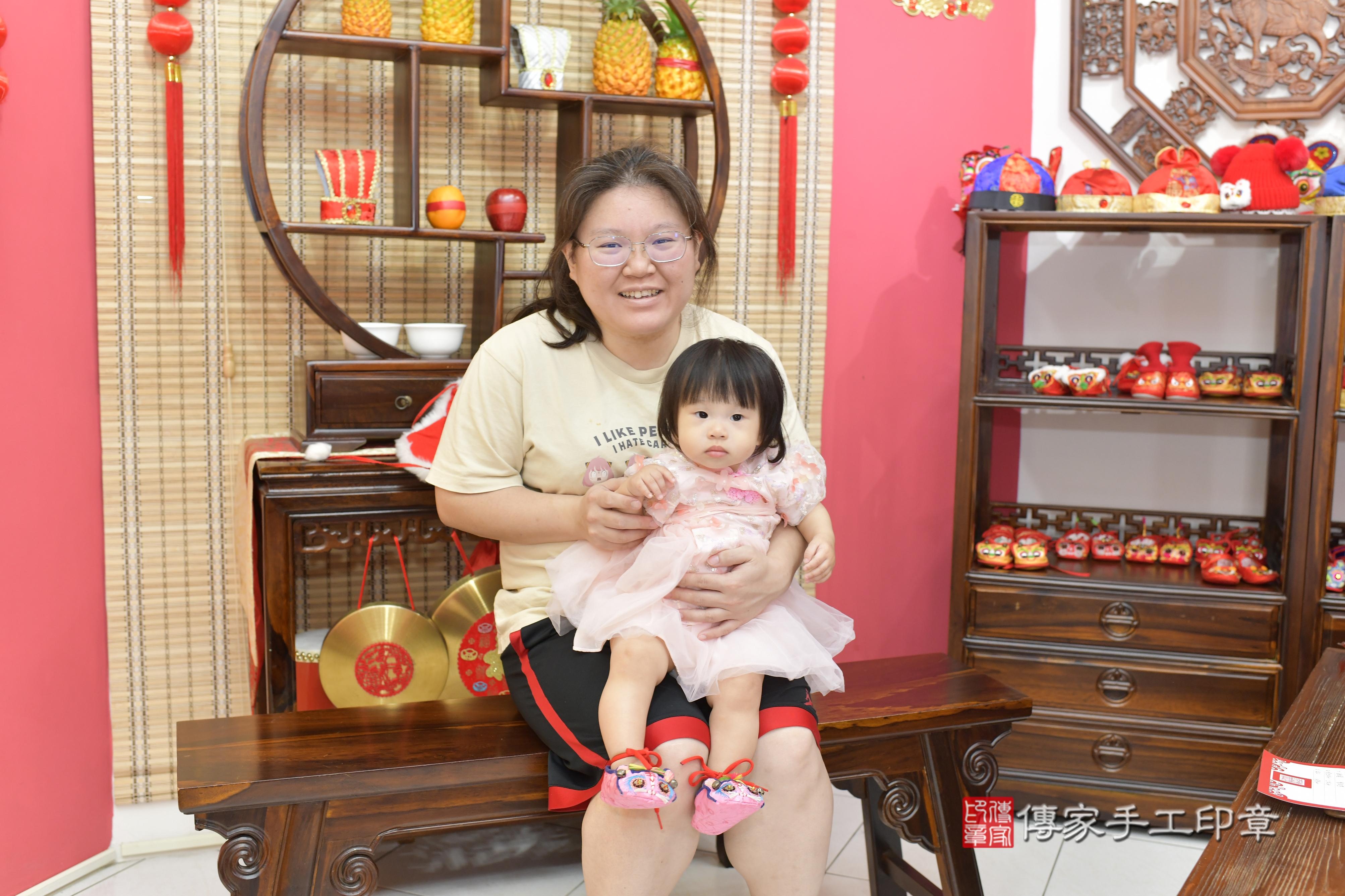 傳家手工印章新竹店、抓周、度脺、美式風會場、傳家嬰兒古禮、吉祥話、抓周道具物品24種、拍照。抓周證書。寶寶抓周、滿周歲、生日快樂、祝福