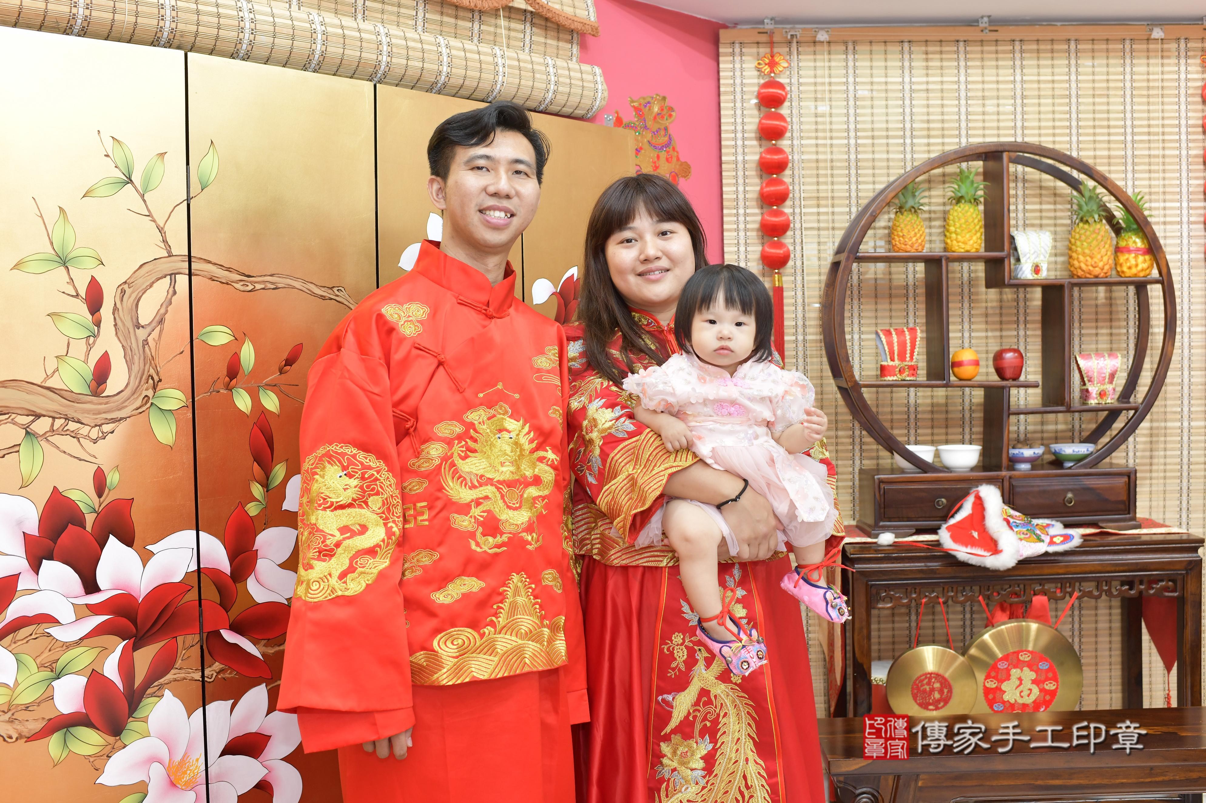 傳家手工印章新竹店、抓周、度脺、美式風會場、傳家嬰兒古禮、吉祥話、抓周道具物品24種、拍照。抓周證書。寶寶抓周、滿周歲、生日快樂、祝福