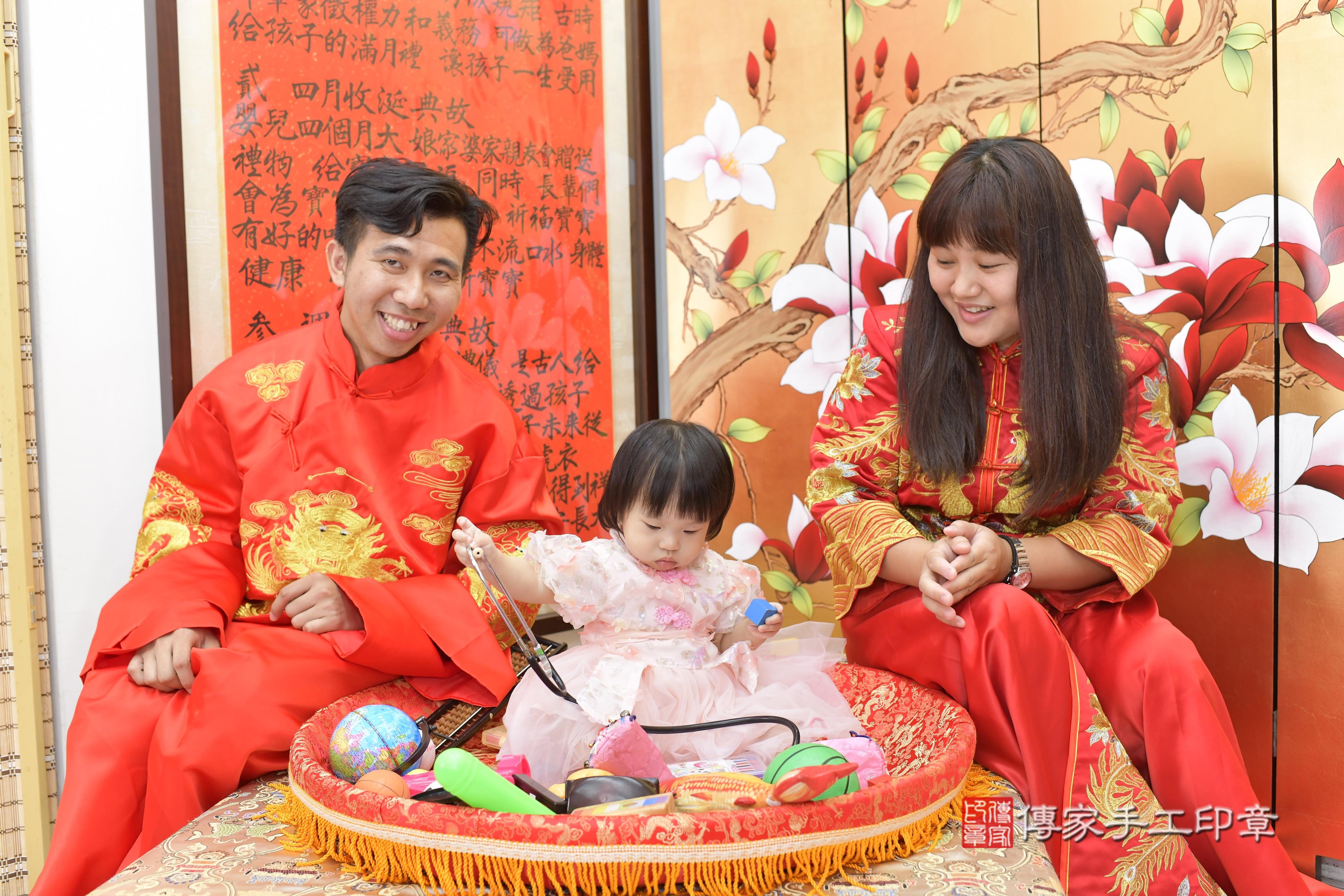 傳家手工印章新竹店、抓周、度脺、美式風會場、傳家嬰兒古禮、吉祥話、抓周道具物品24種、拍照。抓周證書。寶寶抓周、滿周歲、生日快樂、祝福