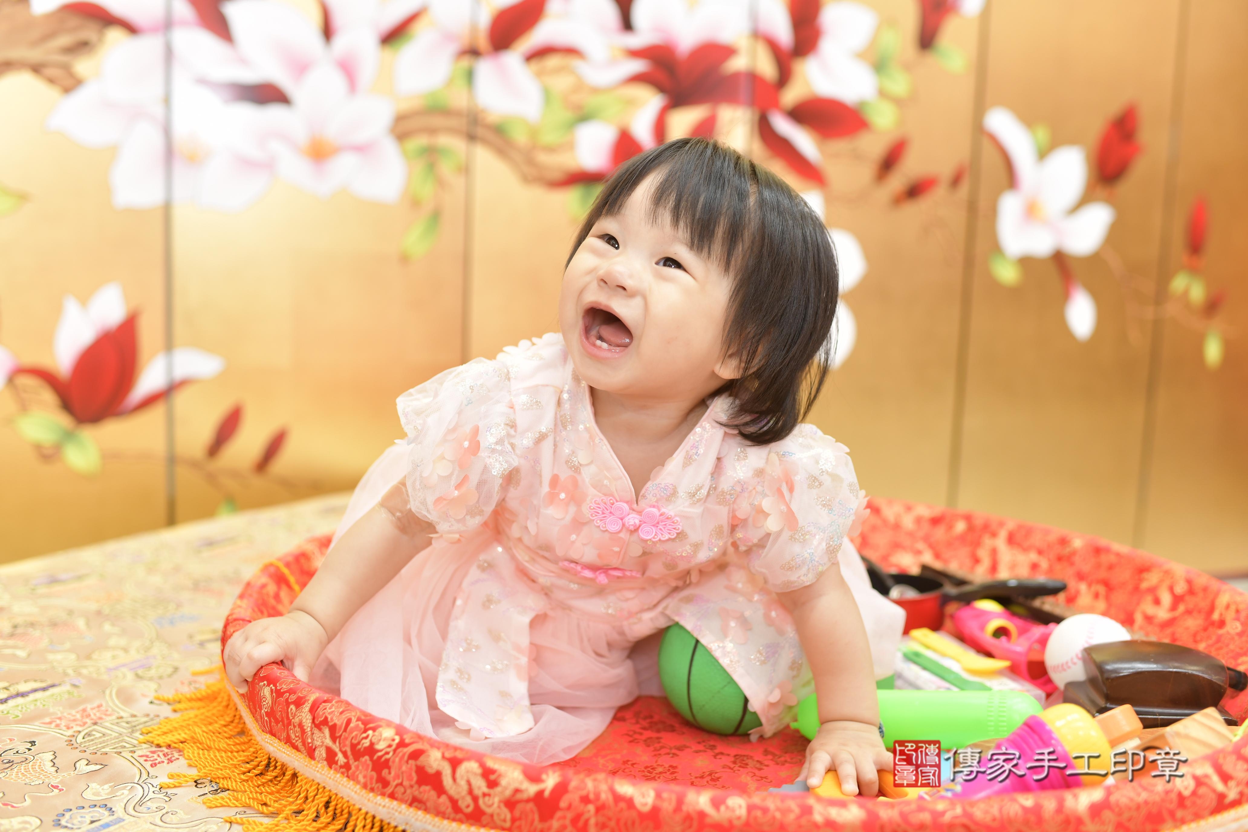 傳家手工印章新竹店、抓周、度脺、美式風會場、傳家嬰兒古禮、吉祥話、抓周道具物品24種、拍照。抓周證書。寶寶抓周、滿周歲、生日快樂、祝福
