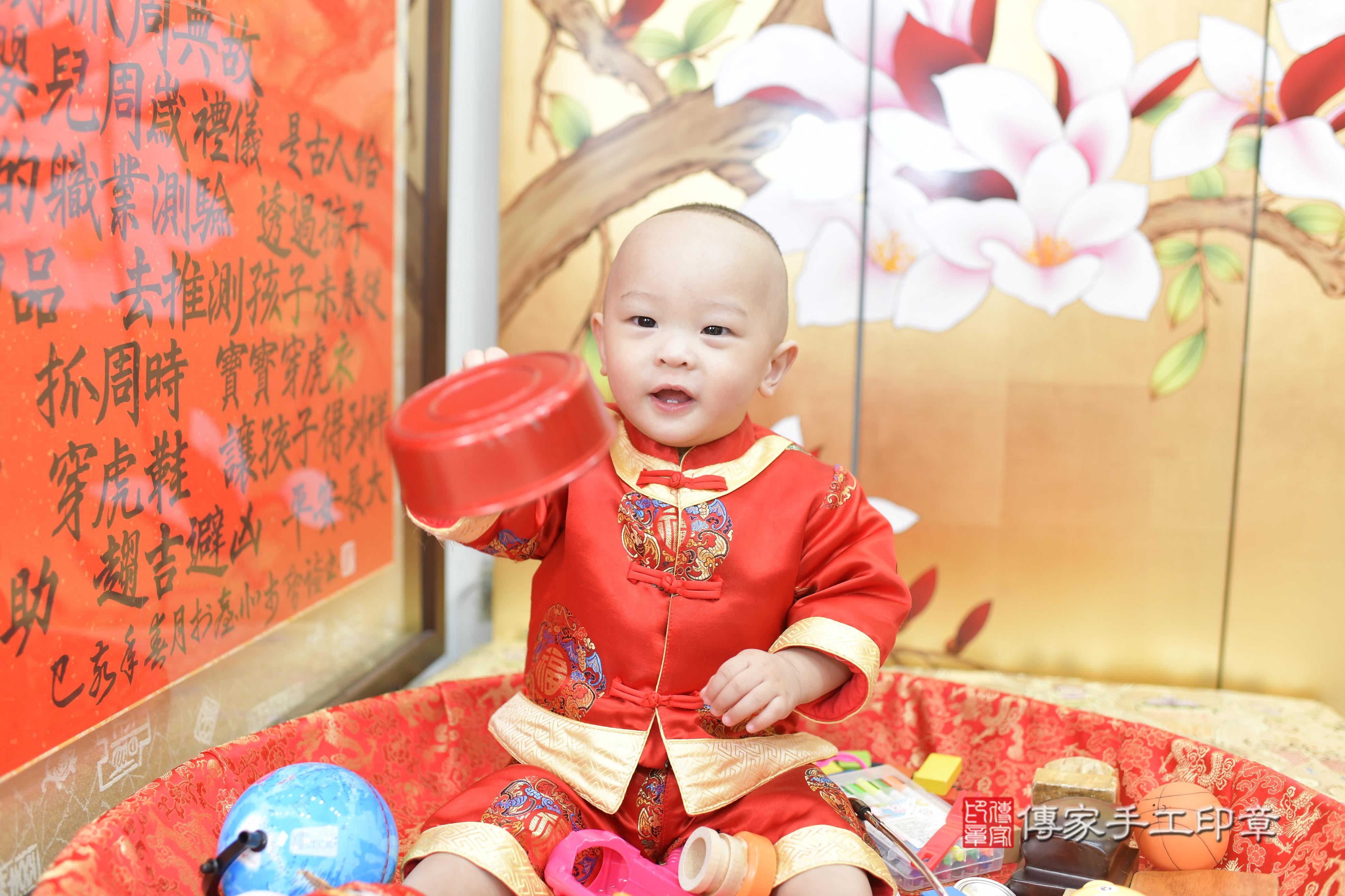 傳家手工印章新竹店、抓周、度脺、美式風會場、傳家嬰兒古禮、吉祥話、抓周道具物品24種、拍照。抓周證書。寶寶抓周、滿周歲、生日快樂、祝福