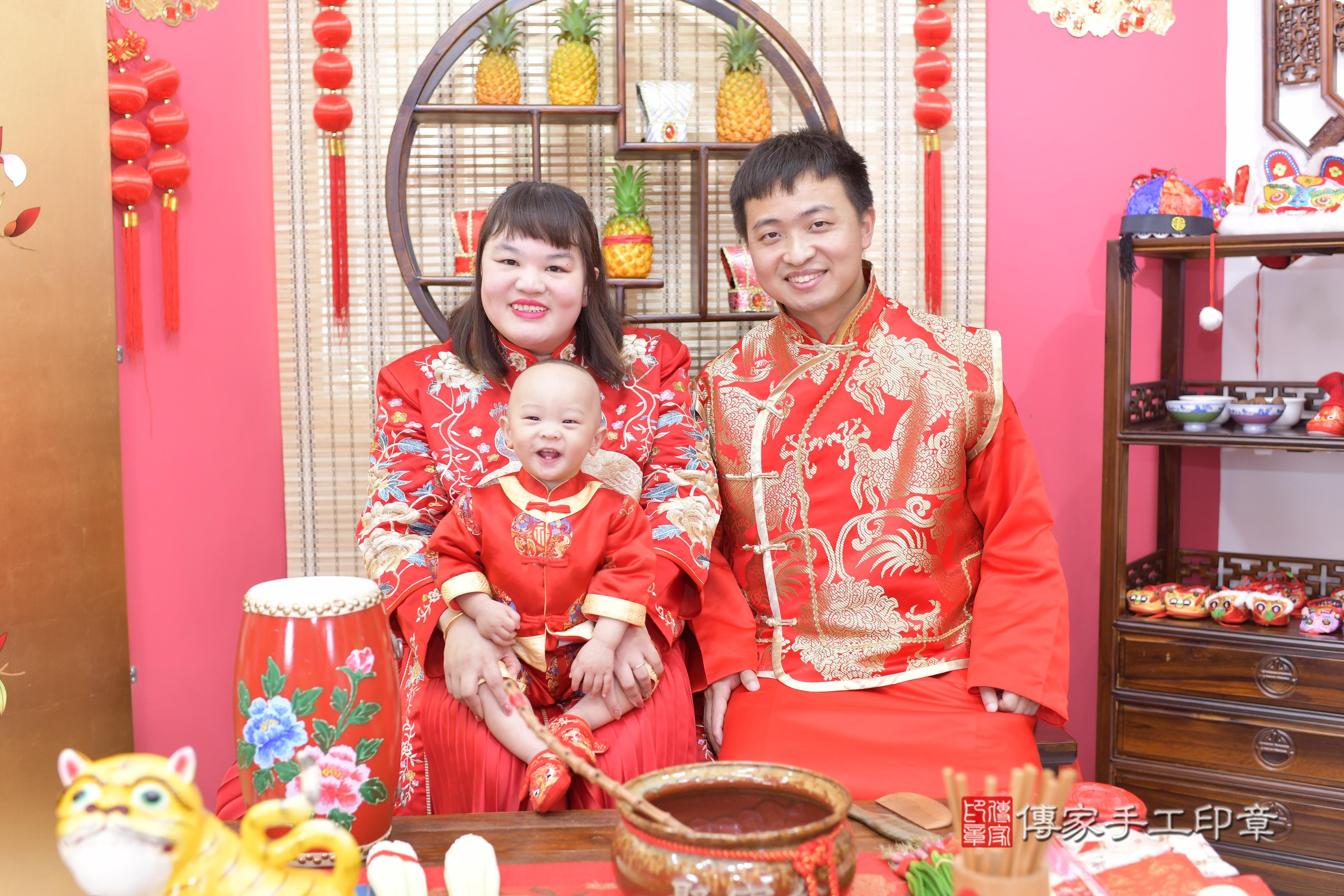 傳家手工印章新竹店、抓周、度脺、美式風會場、傳家嬰兒古禮、吉祥話、抓周道具物品24種、拍照。抓周證書。寶寶抓周、滿周歲、生日快樂、祝福