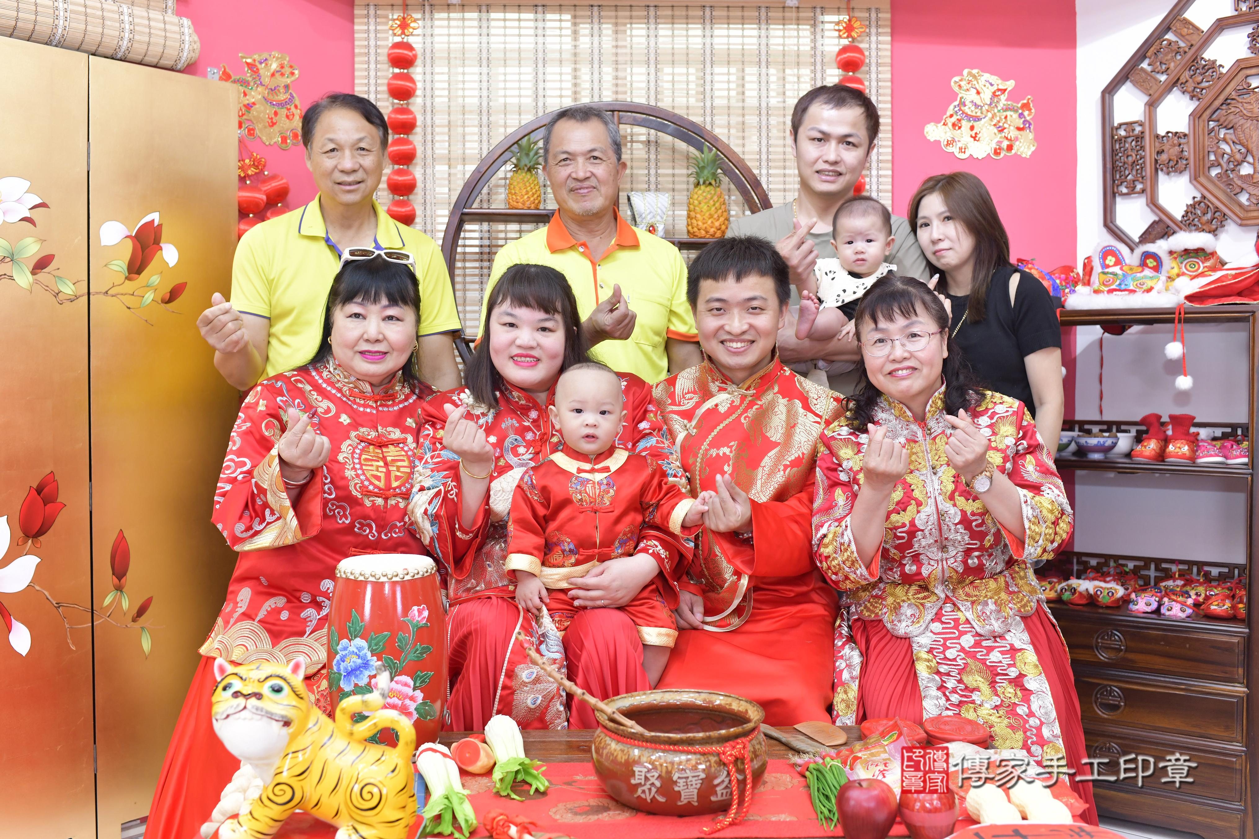 傳家手工印章新竹店、抓周、度脺、美式風會場、傳家嬰兒古禮、吉祥話、抓周道具物品24種、拍照。抓周證書。寶寶抓周、滿周歲、生日快樂、祝福