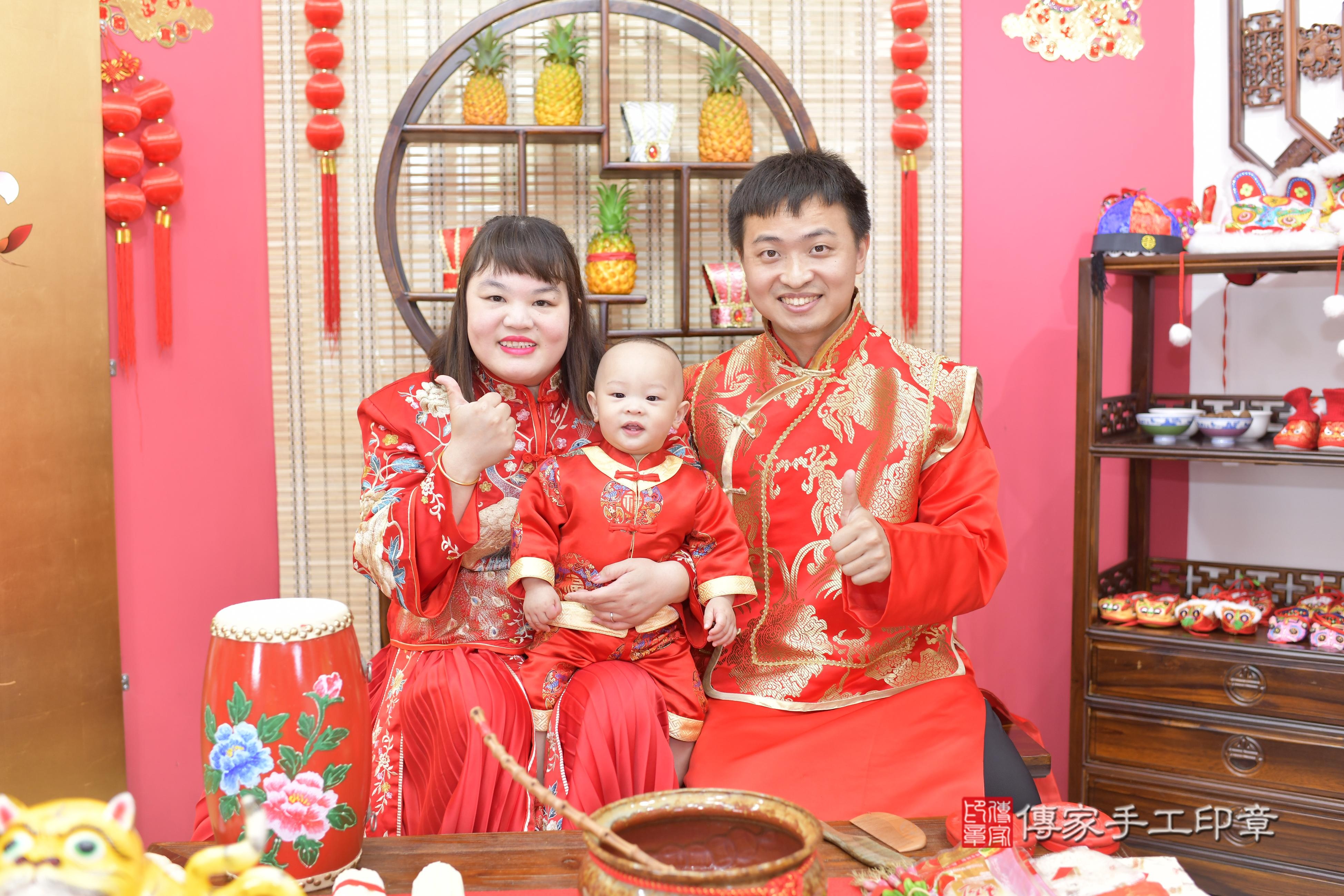 傳家手工印章新竹店、抓周、度脺、美式風會場、傳家嬰兒古禮、吉祥話、抓周道具物品24種、拍照。抓周證書。寶寶抓周、滿周歲、生日快樂、祝福