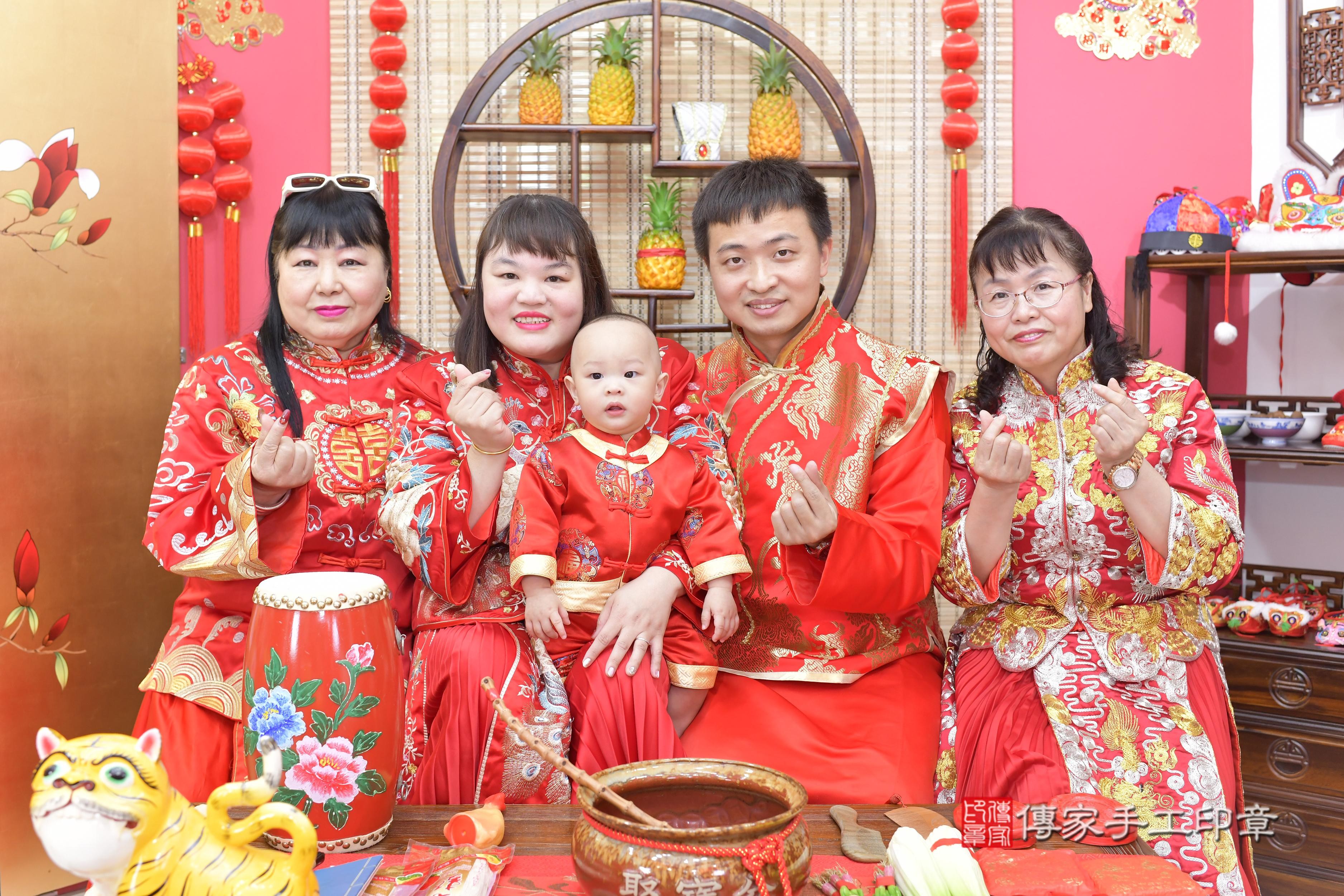 傳家手工印章新竹店、抓周、度脺、美式風會場、傳家嬰兒古禮、吉祥話、抓周道具物品24種、拍照。抓周證書。寶寶抓周、滿周歲、生日快樂、祝福
