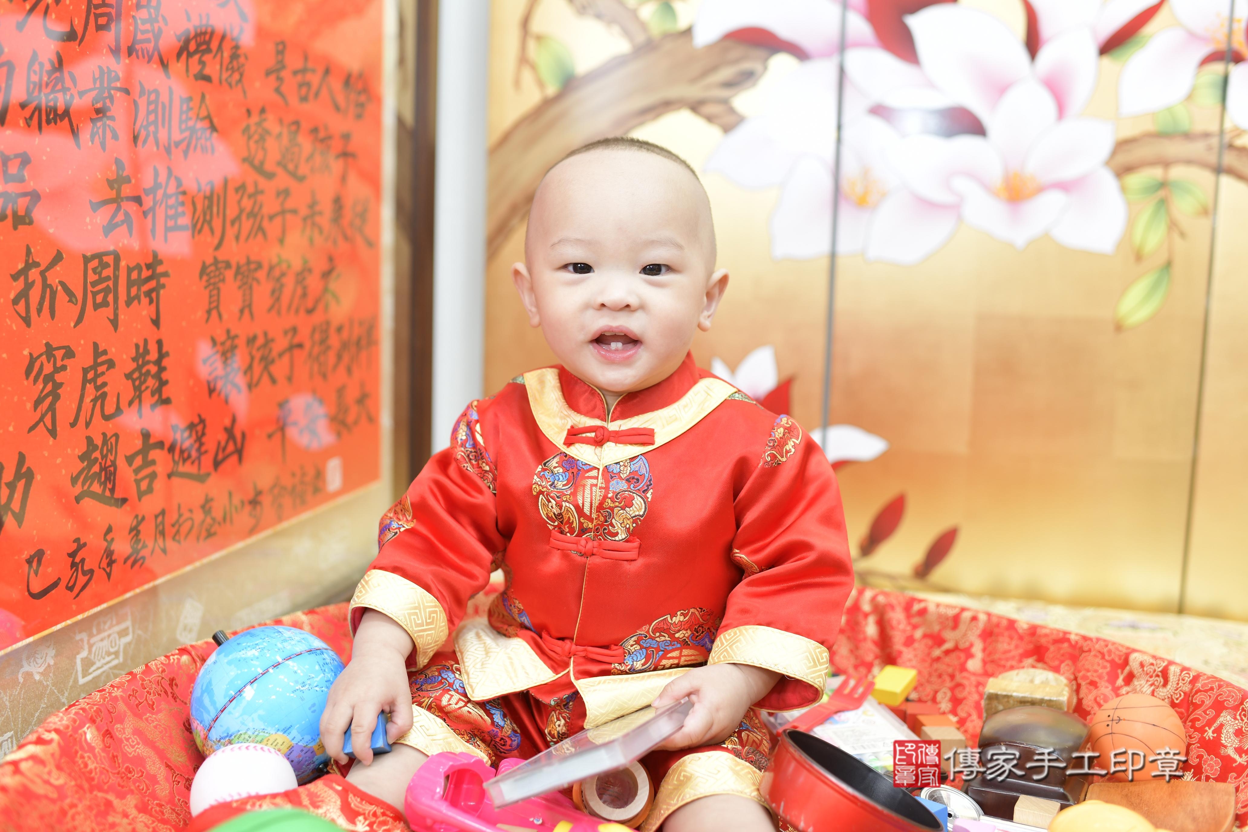 傳家手工印章新竹店、抓周、度脺、美式風會場、傳家嬰兒古禮、吉祥話、抓周道具物品24種、拍照。抓周證書。寶寶抓周、滿周歲、生日快樂、祝福