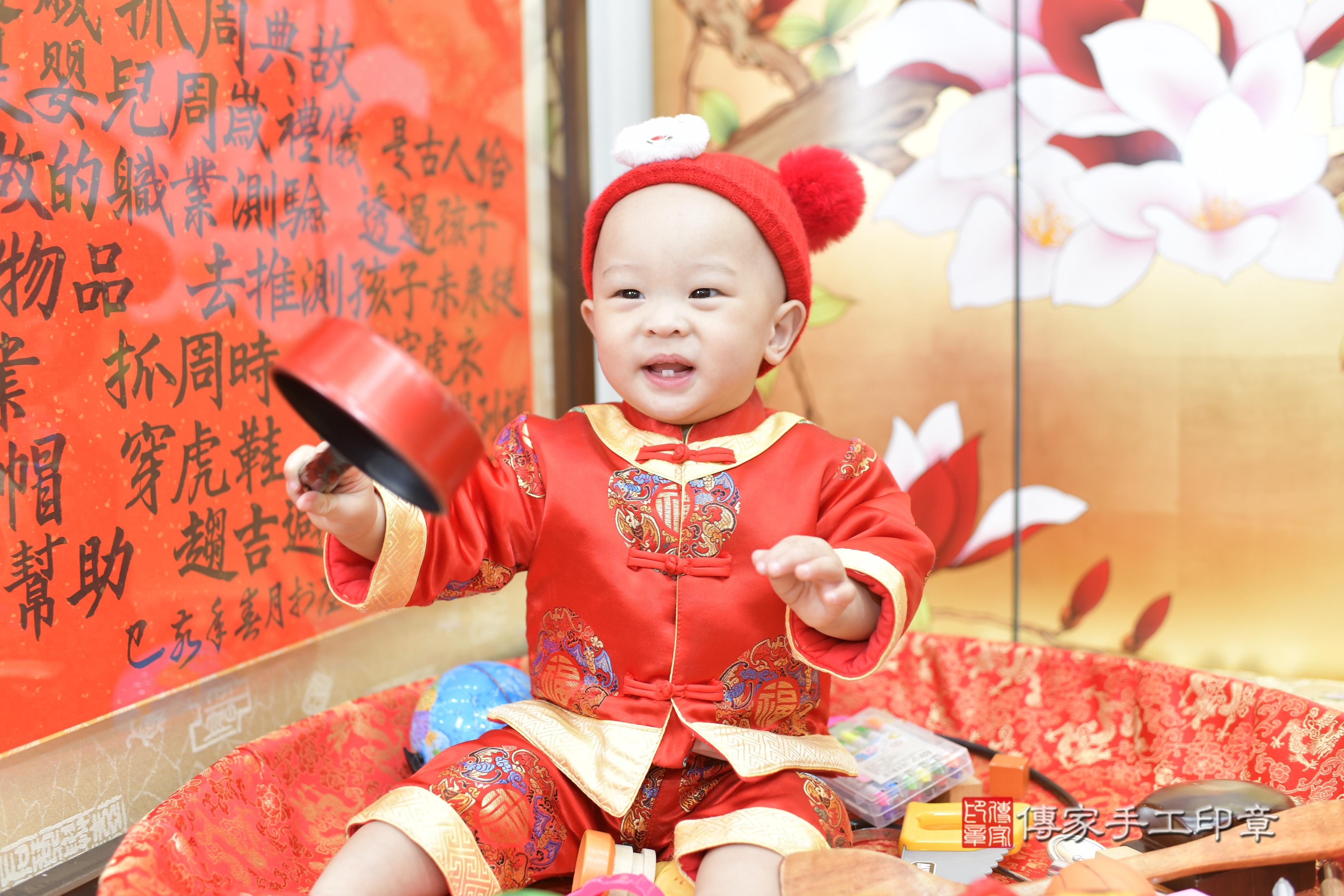 傳家手工印章新竹店、抓周、度脺、美式風會場、傳家嬰兒古禮、吉祥話、抓周道具物品24種、拍照。抓周證書。寶寶抓周、滿周歲、生日快樂、祝福