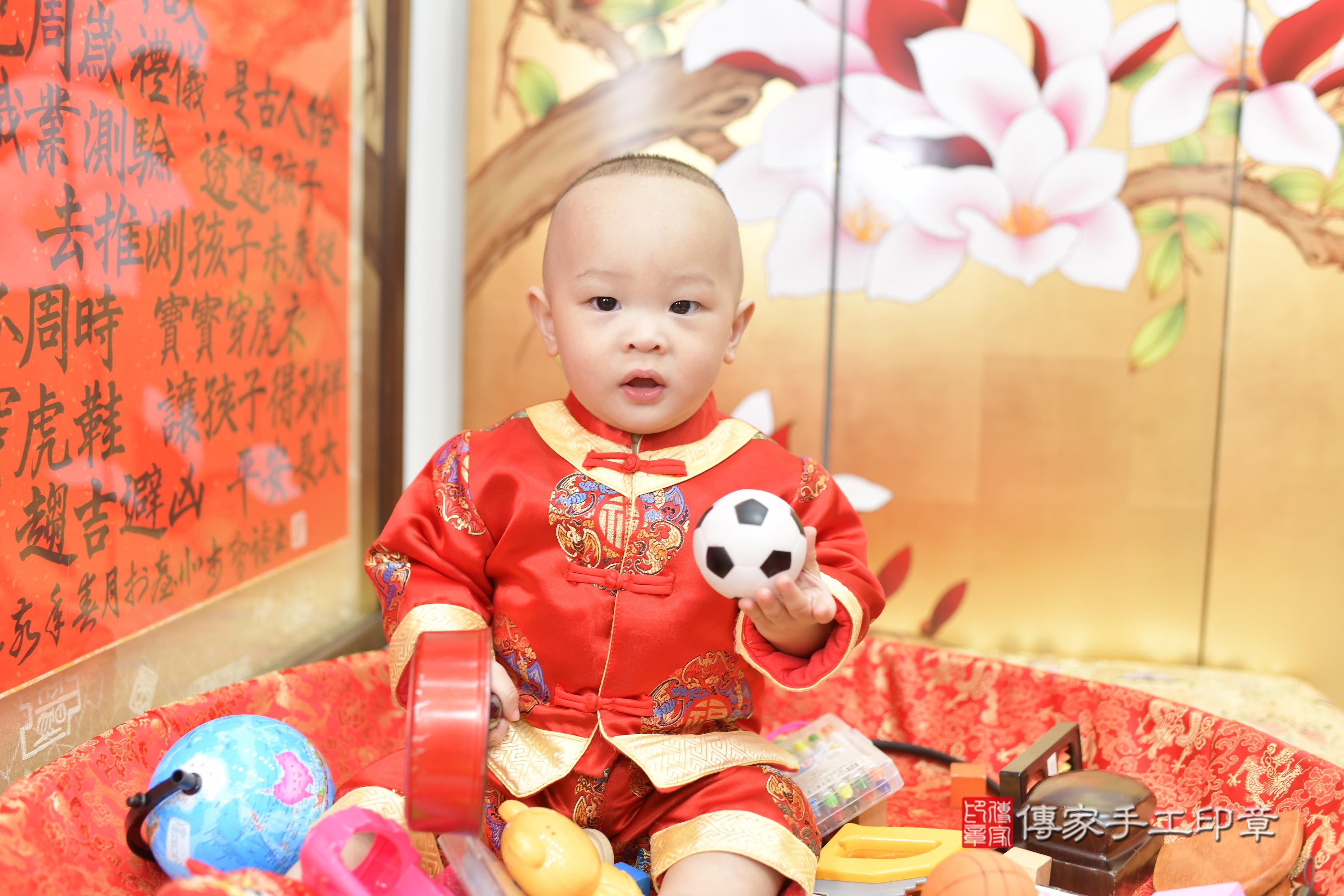 傳家手工印章新竹店、抓周、度脺、美式風會場、傳家嬰兒古禮、吉祥話、抓周道具物品24種、拍照。抓周證書。寶寶抓周、滿周歲、生日快樂、祝福