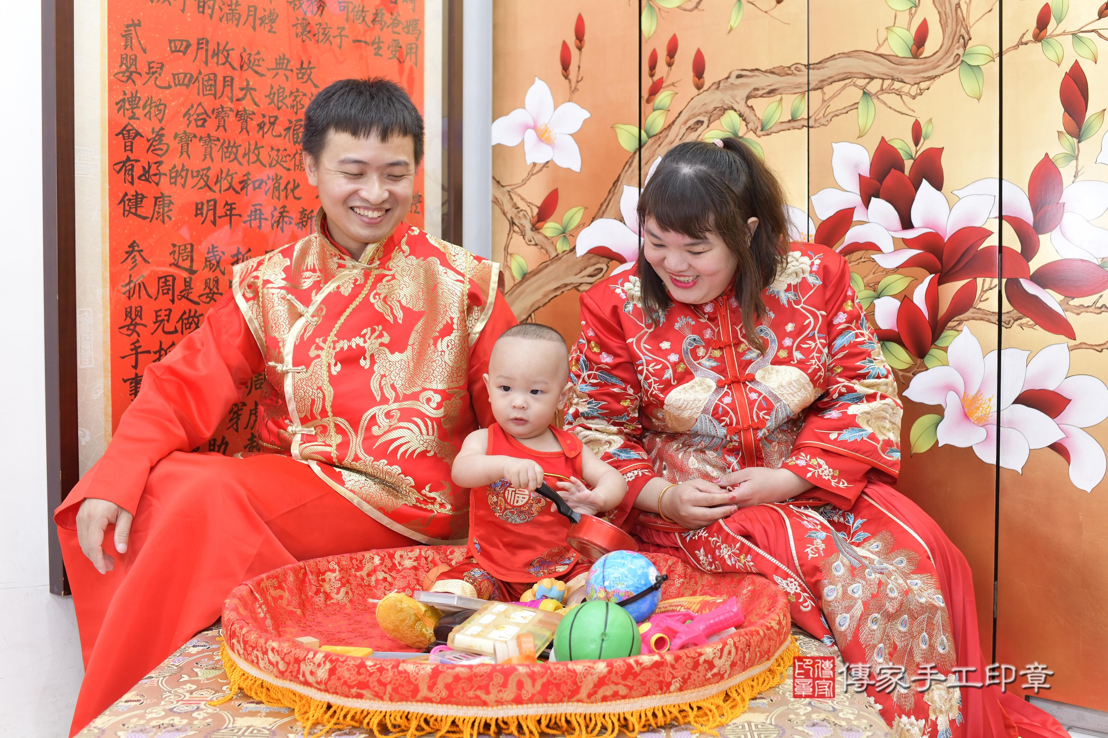 傳家手工印章新竹店、抓周、度脺、美式風會場、傳家嬰兒古禮、吉祥話、抓周道具物品24種、拍照。抓周證書。寶寶抓周、滿周歲、生日快樂、祝福