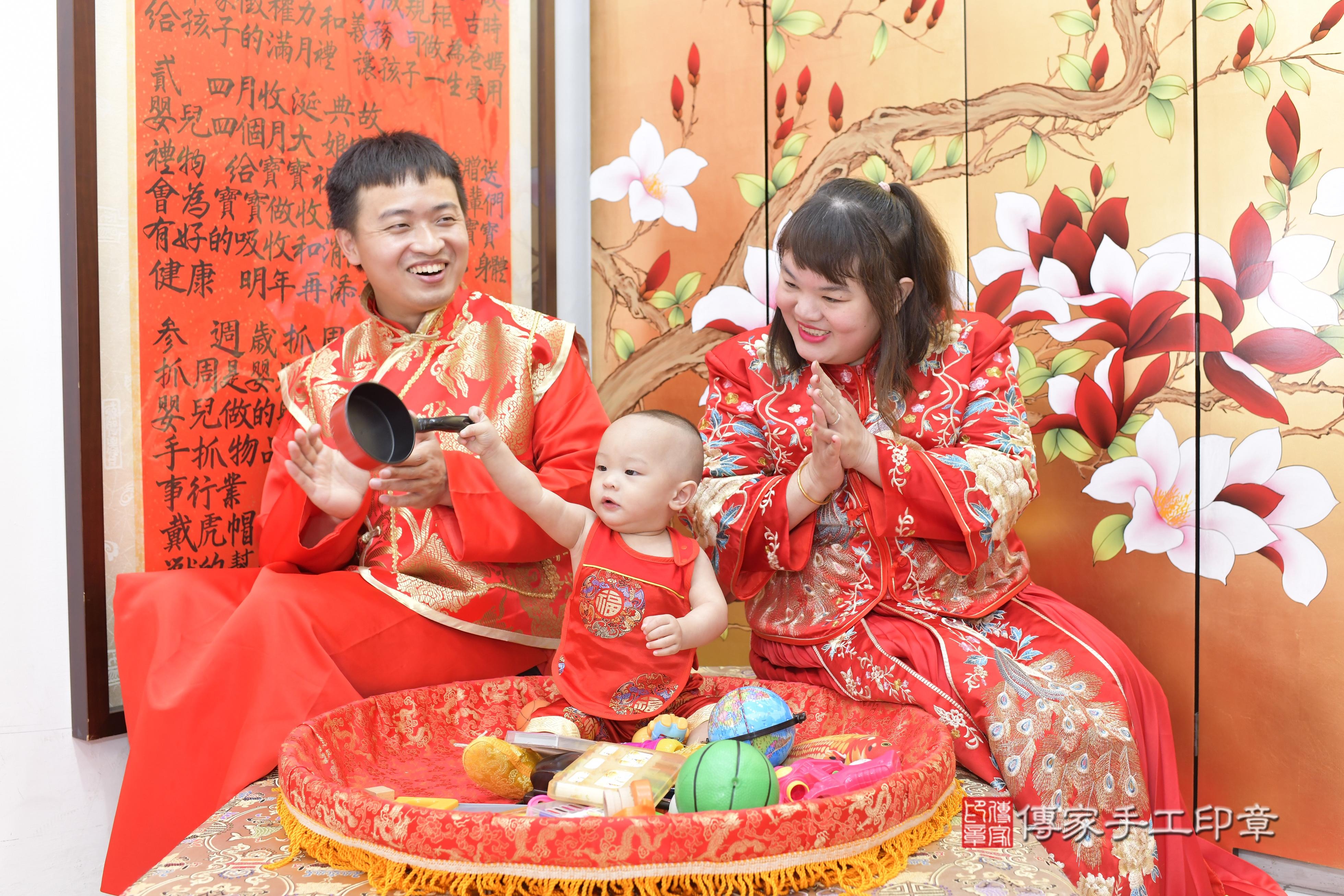 傳家手工印章新竹店、抓周、度脺、美式風會場、傳家嬰兒古禮、吉祥話、抓周道具物品24種、拍照。抓周證書。寶寶抓周、滿周歲、生日快樂、祝福